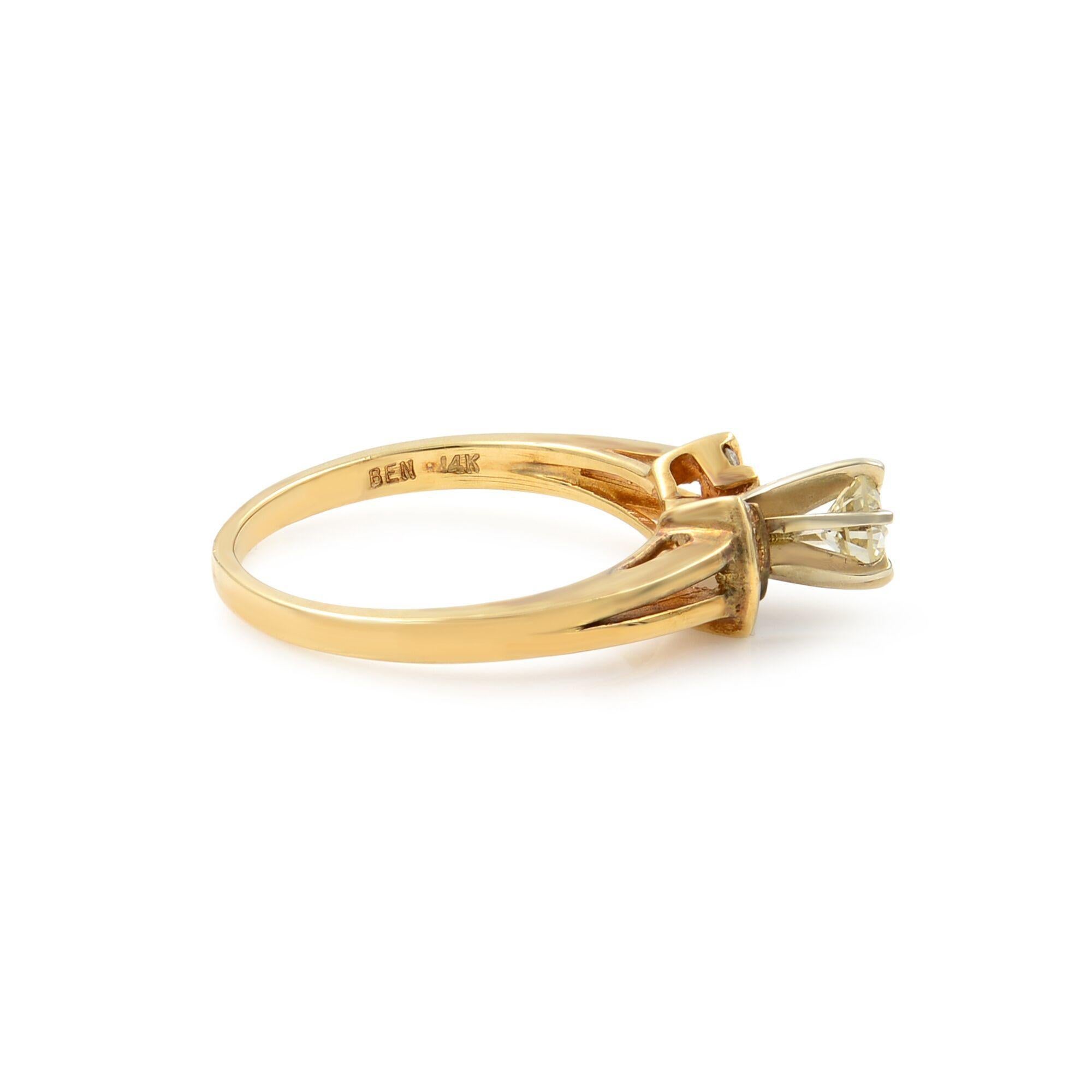 Dieser wunderschöne Diamant-Verlobungsring ist aus 14 Karat Gelbgold gefertigt. Verkrustet mit einem weißen Diamanten im Rundschliff in der Mitte und akzentuiert mit 6 weißen Diamanten im Rundschliff. Gesamtgewicht der Diamanten: 0,45 Karat. Ring