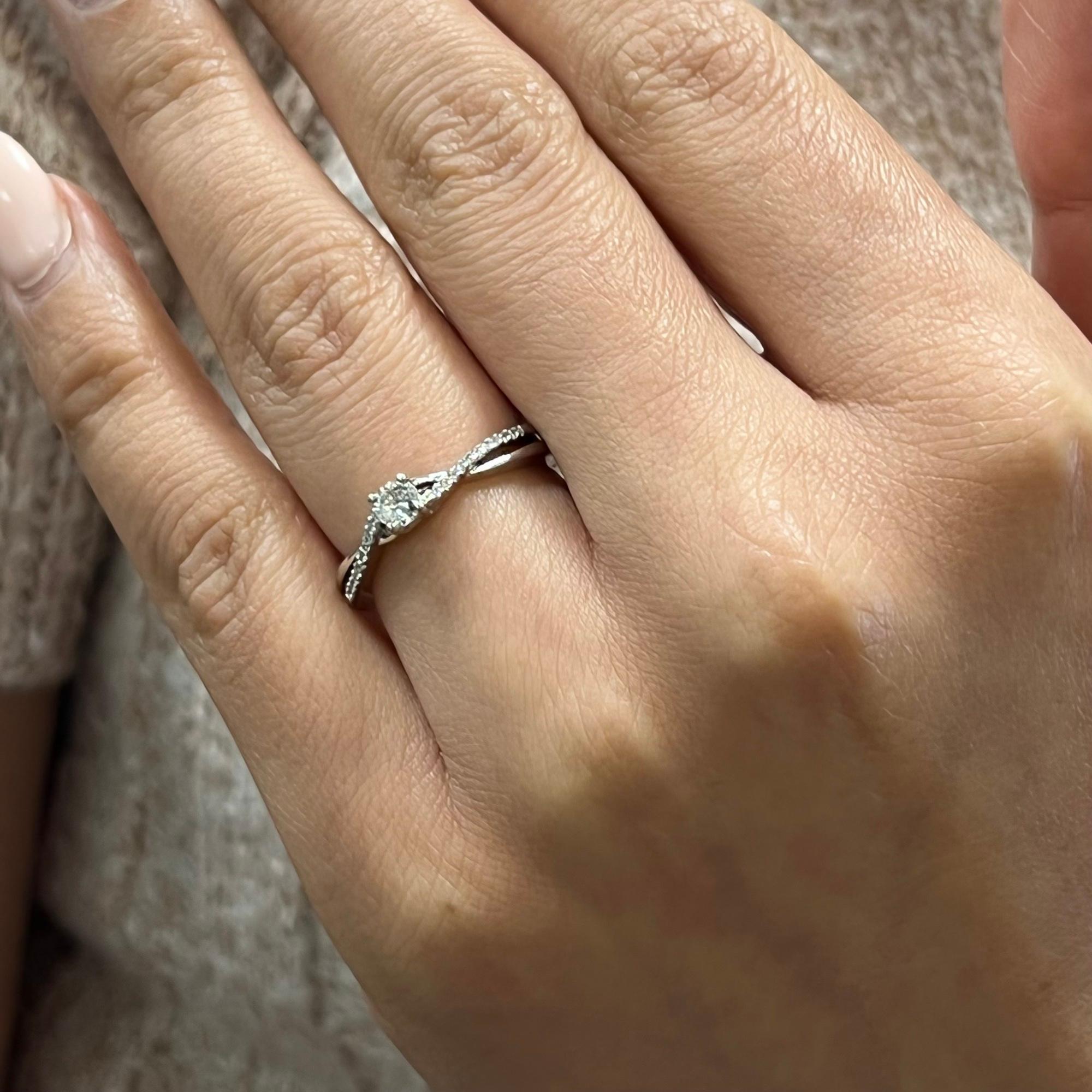 Anello di fidanzamento da donna con diamanti a taglio rotondo in oro bianco 14K 0.25Cttw In condizioni Nuovo in vendita a New York, NY