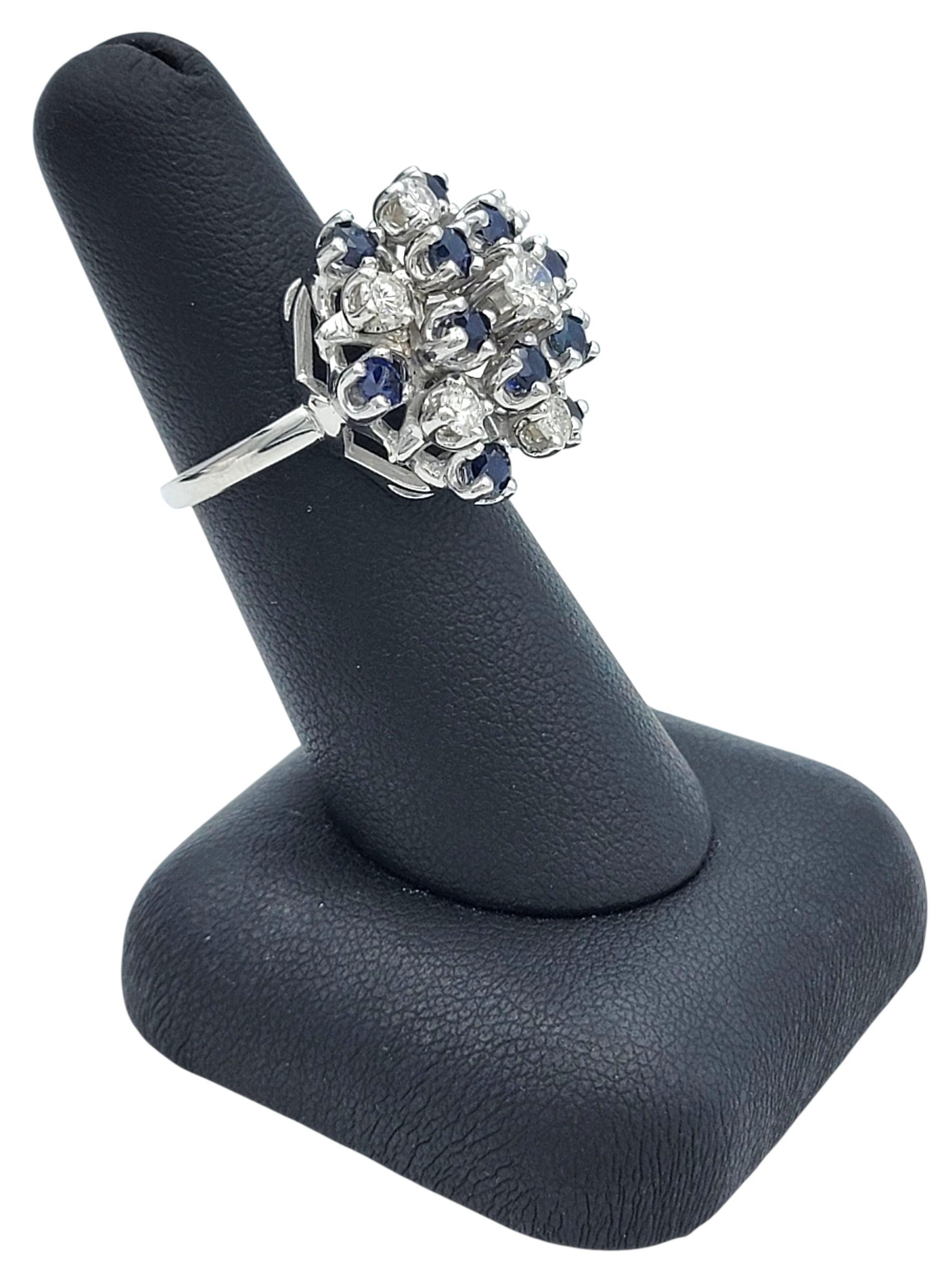 Bague cocktail en or blanc 14 carats avec diamants ronds et saphirs bleus en vente 4