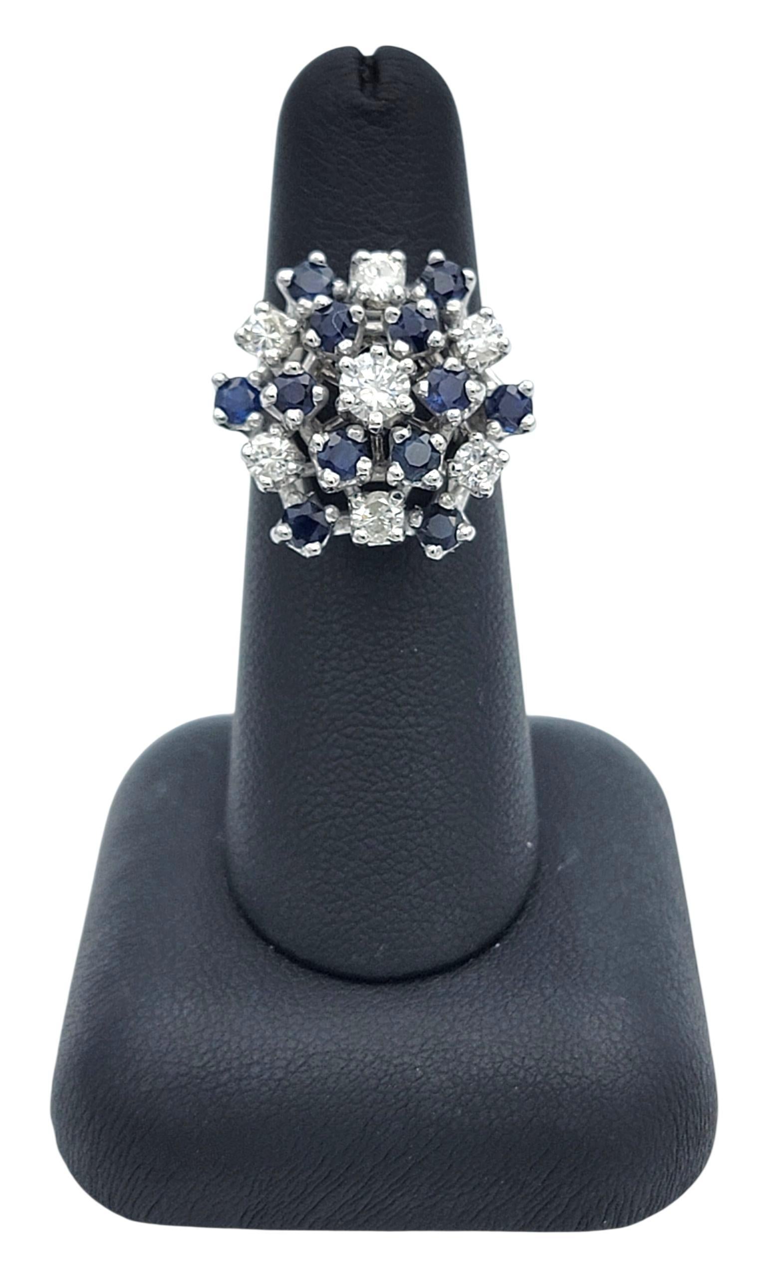 Bague cocktail en or blanc 14 carats avec diamants ronds et saphirs bleus en vente 5
