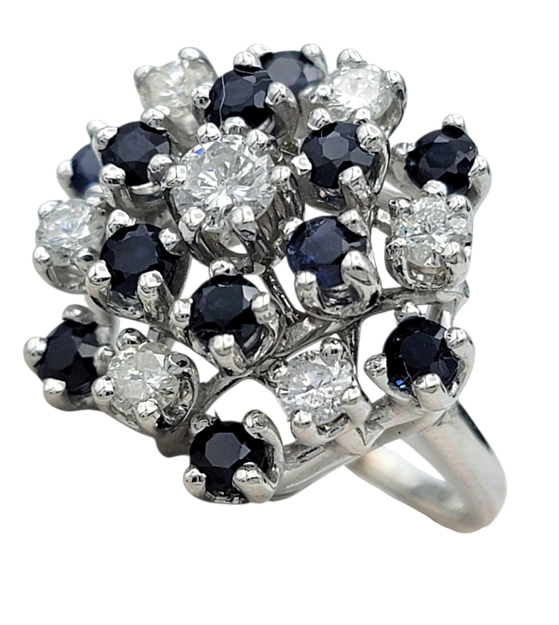 Contemporain Bague cocktail en or blanc 14 carats avec diamants ronds et saphirs bleus en vente