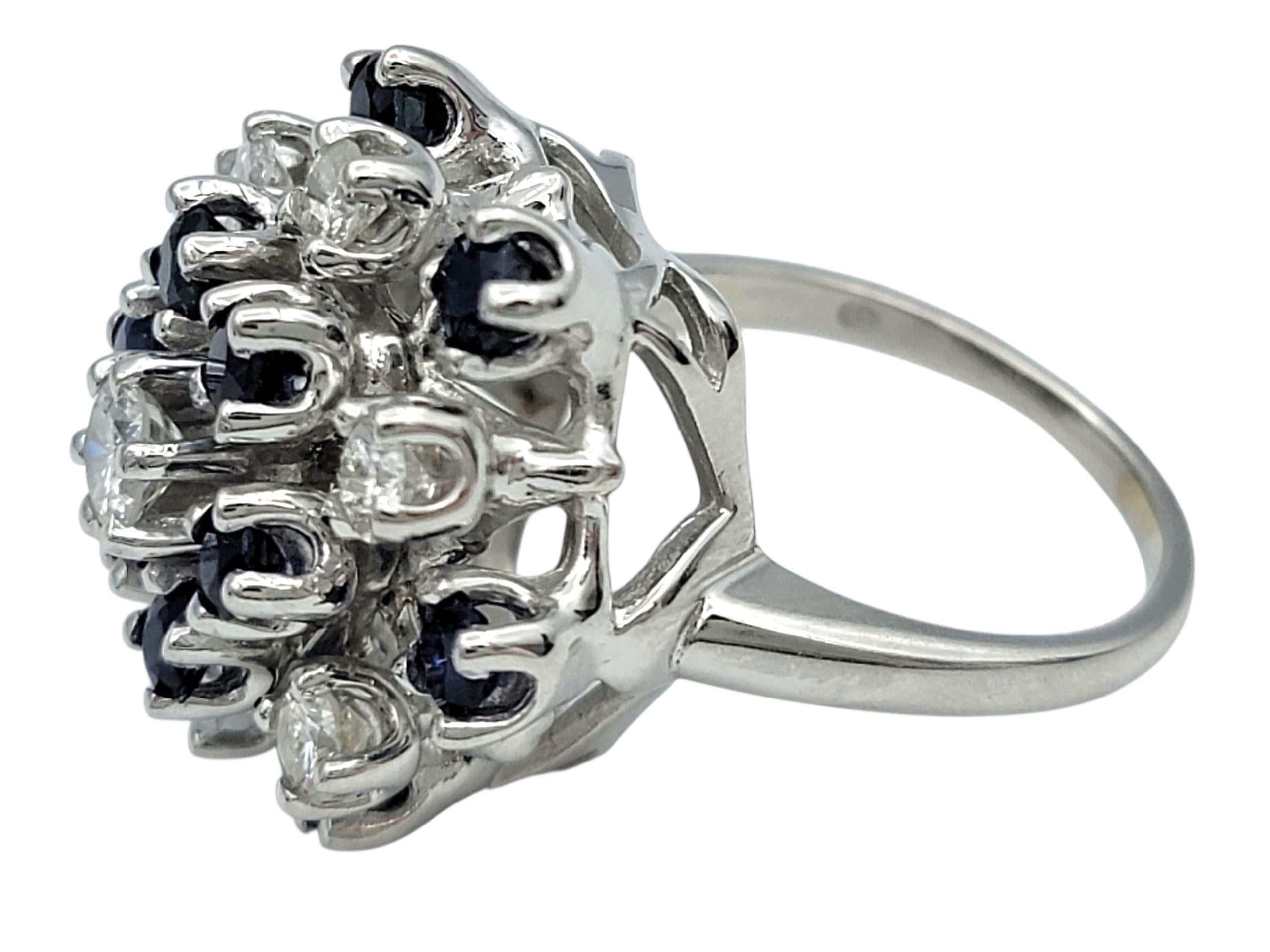 Taille brillant Bague cocktail en or blanc 14 carats avec diamants ronds et saphirs bleus en vente