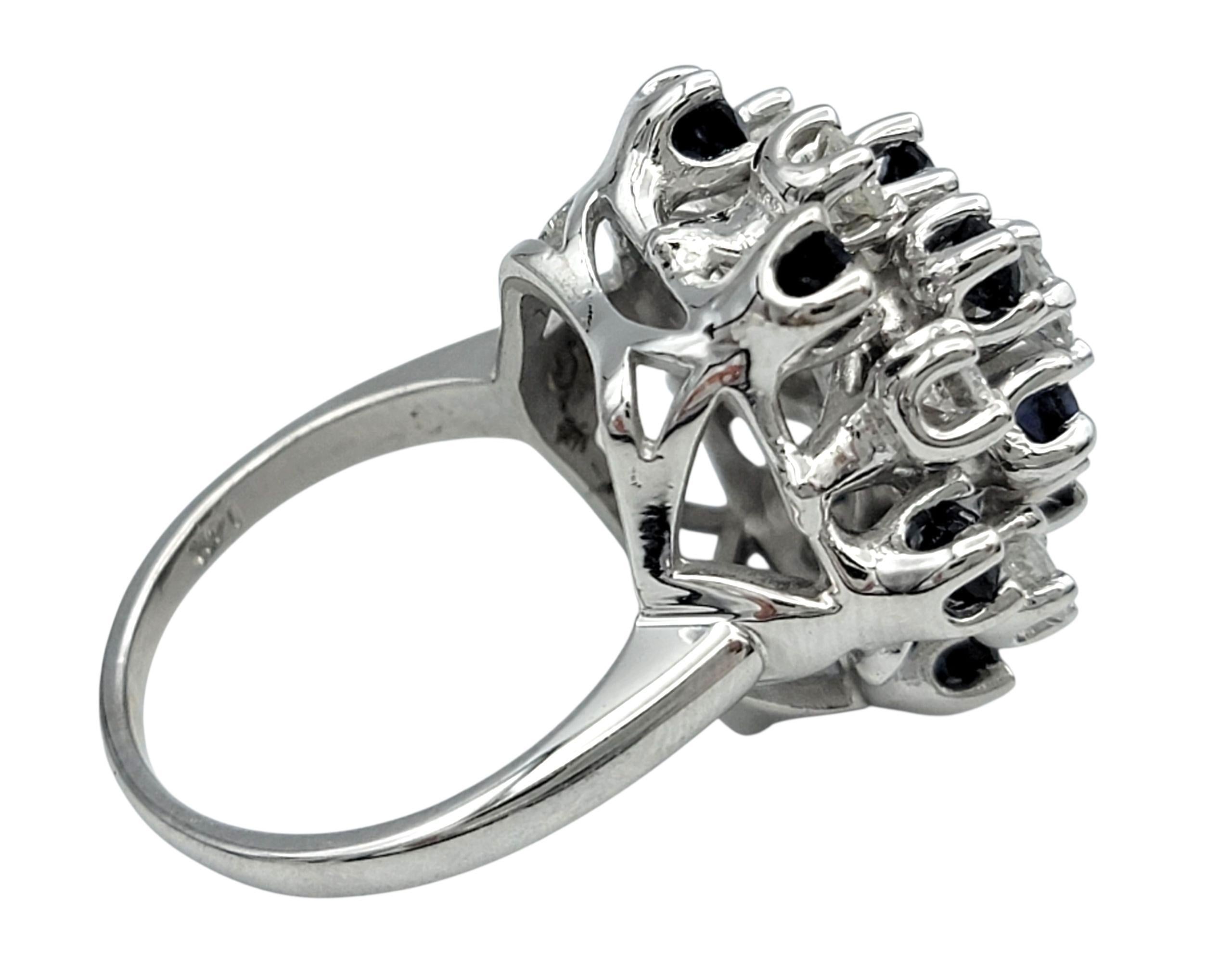 Bague cocktail en or blanc 14 carats avec diamants ronds et saphirs bleus Excellent état - En vente à Scottsdale, AZ