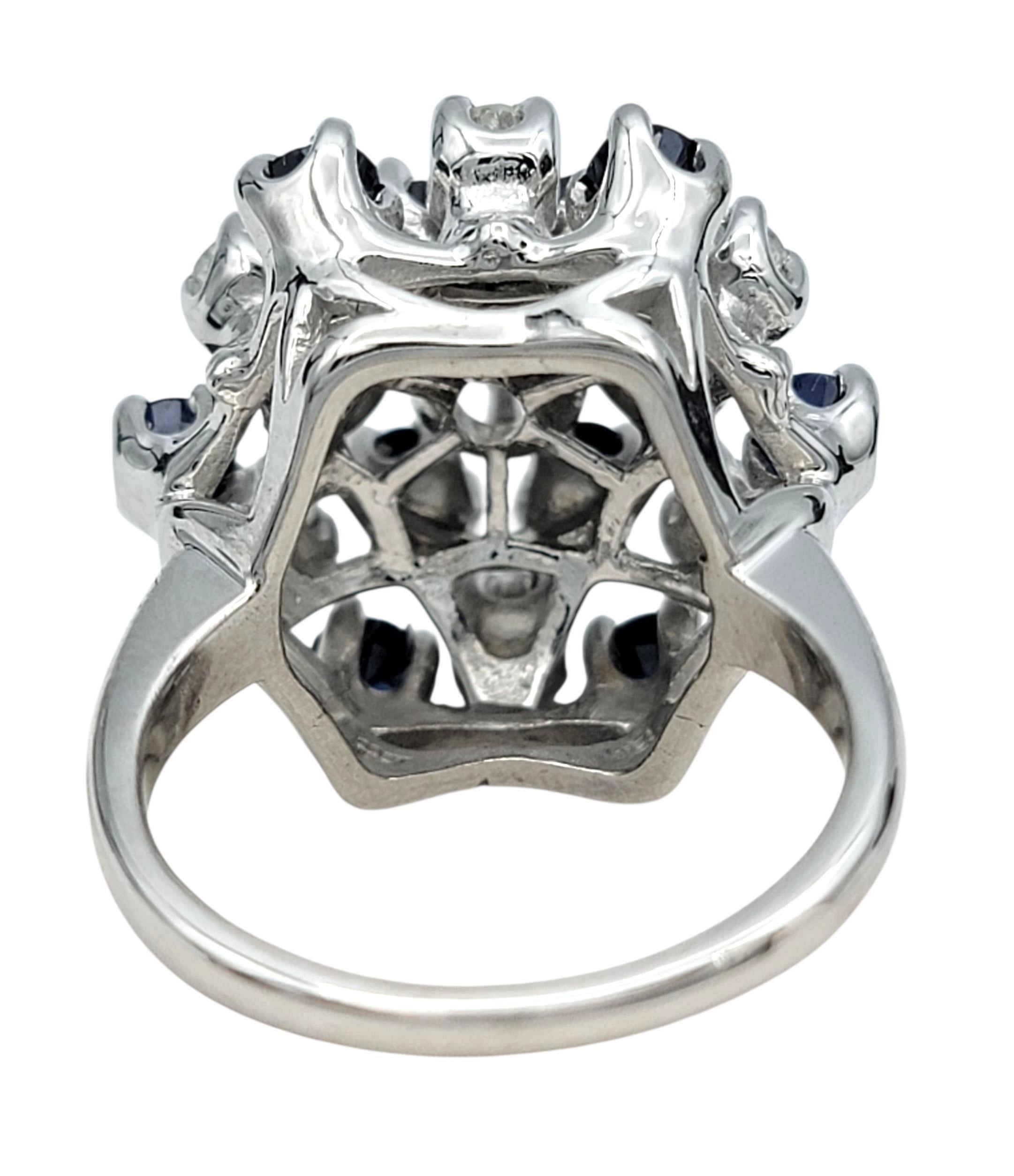 Bague cocktail en or blanc 14 carats avec diamants ronds et saphirs bleus Pour femmes en vente