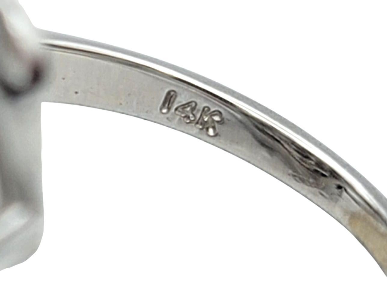 Bague cocktail en or blanc 14 carats avec diamants ronds et saphirs bleus en vente 1