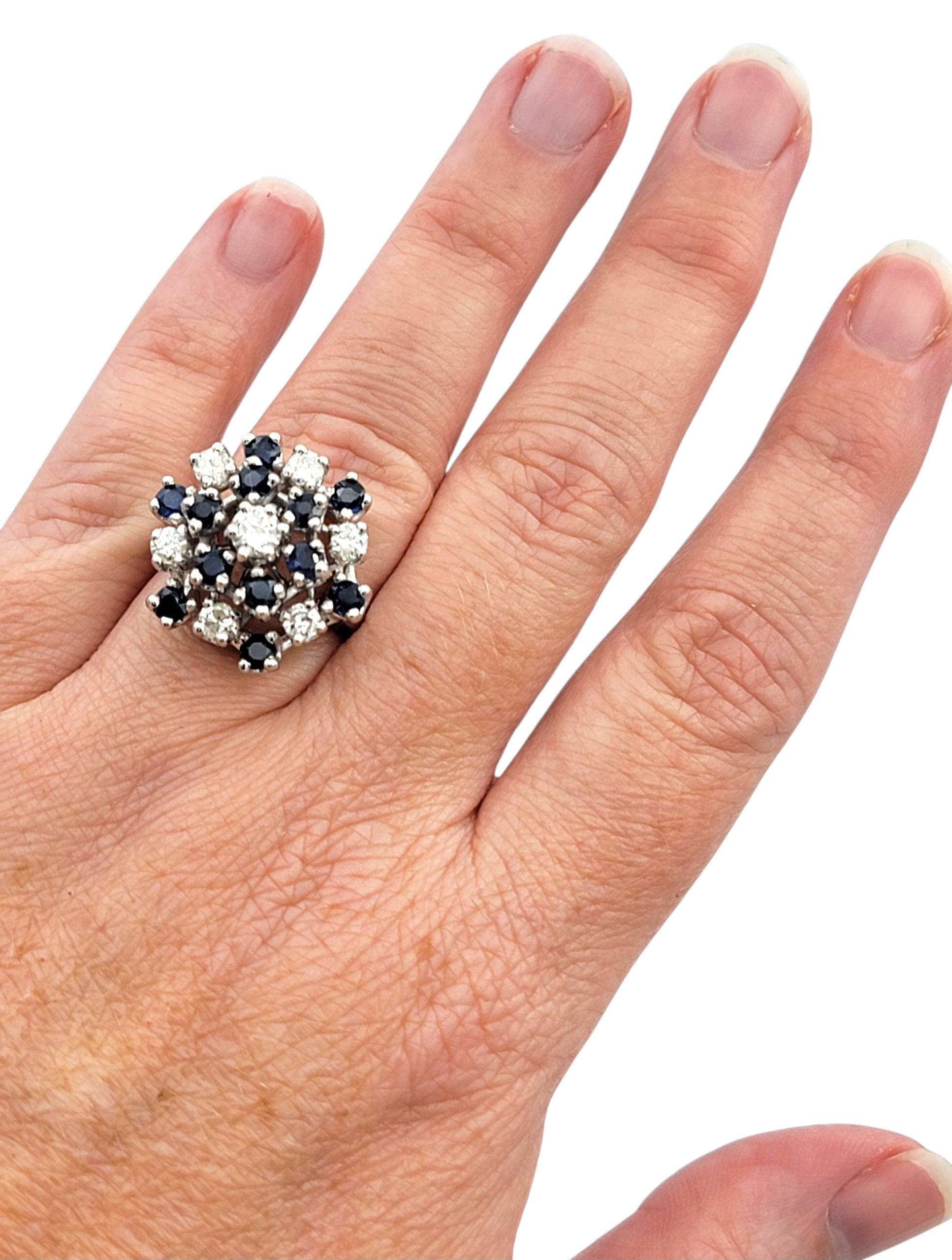 Bague cocktail en or blanc 14 carats avec diamants ronds et saphirs bleus en vente 2