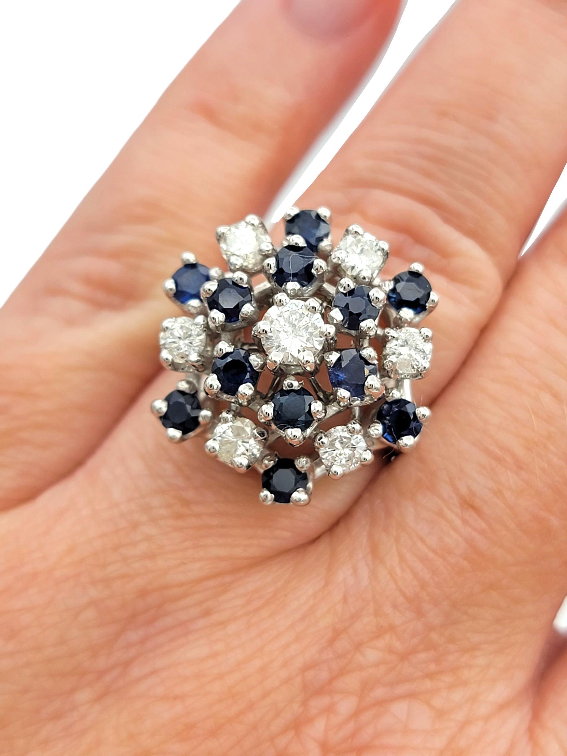 Bague cocktail en or blanc 14 carats avec diamants ronds et saphirs bleus en vente 3