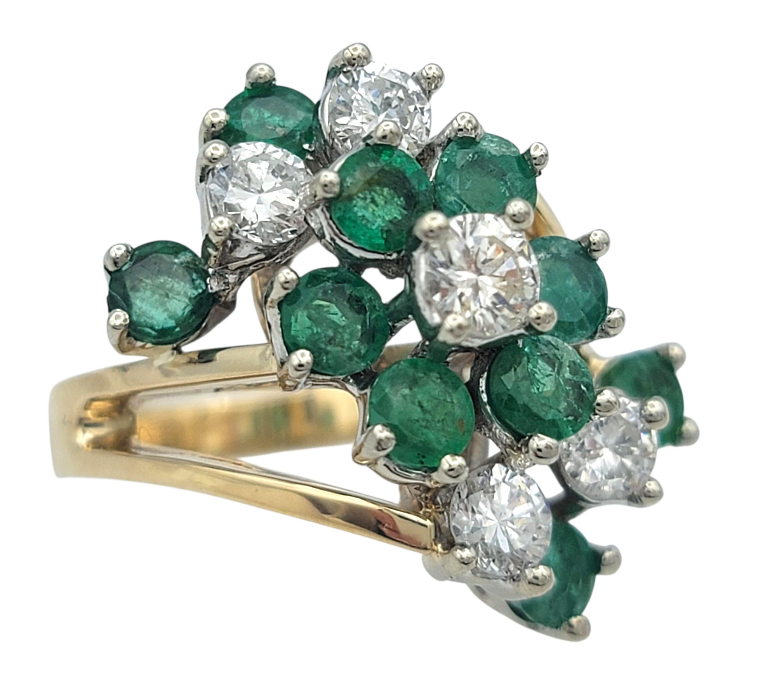 Cette bague en émeraude et diamant est une composition étonnante de couleurs et d'éclat. Des grappes d'émeraudes d'un vert vif sont élégamment entrelacées avec des diamants ronds étincelants, créant un jardin éblouissant de lumière et de texture. Le
