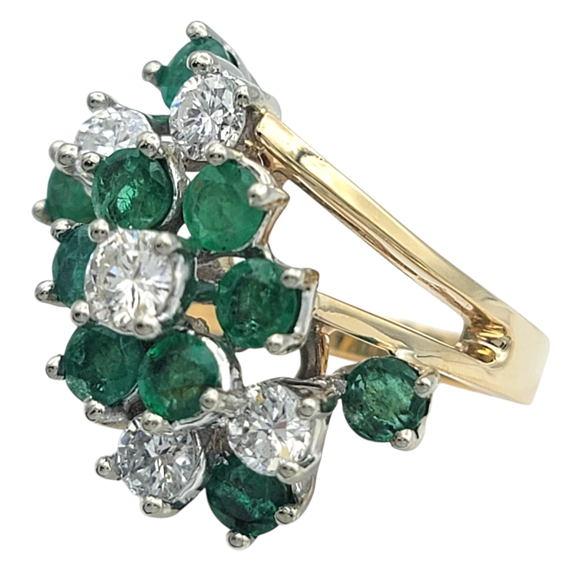 Contemporain Bague de cocktail en or 14 carats avec diamants ronds et émeraudes en forme de grappe sur la tige fendue en vente