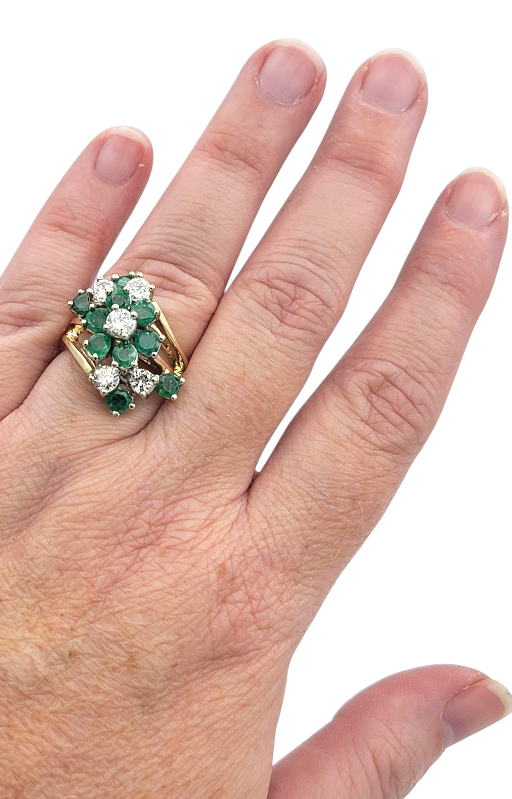 Bague de cocktail en or 14 carats avec diamants ronds et émeraudes en forme de grappe sur la tige fendue Bon état - En vente à Scottsdale, AZ