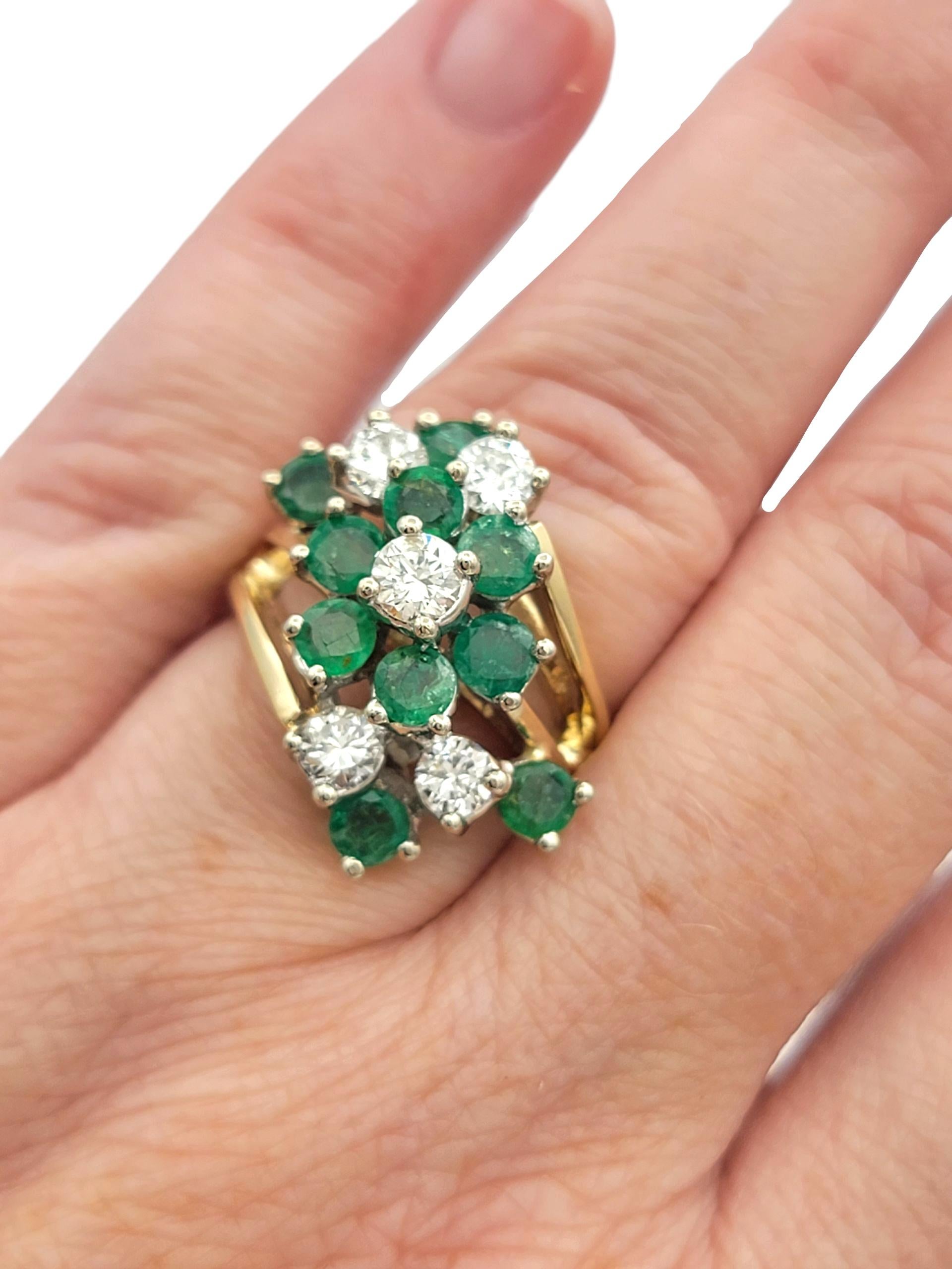 Bague de cocktail en or 14 carats avec diamants ronds et émeraudes en forme de grappe sur la tige fendue Pour femmes en vente