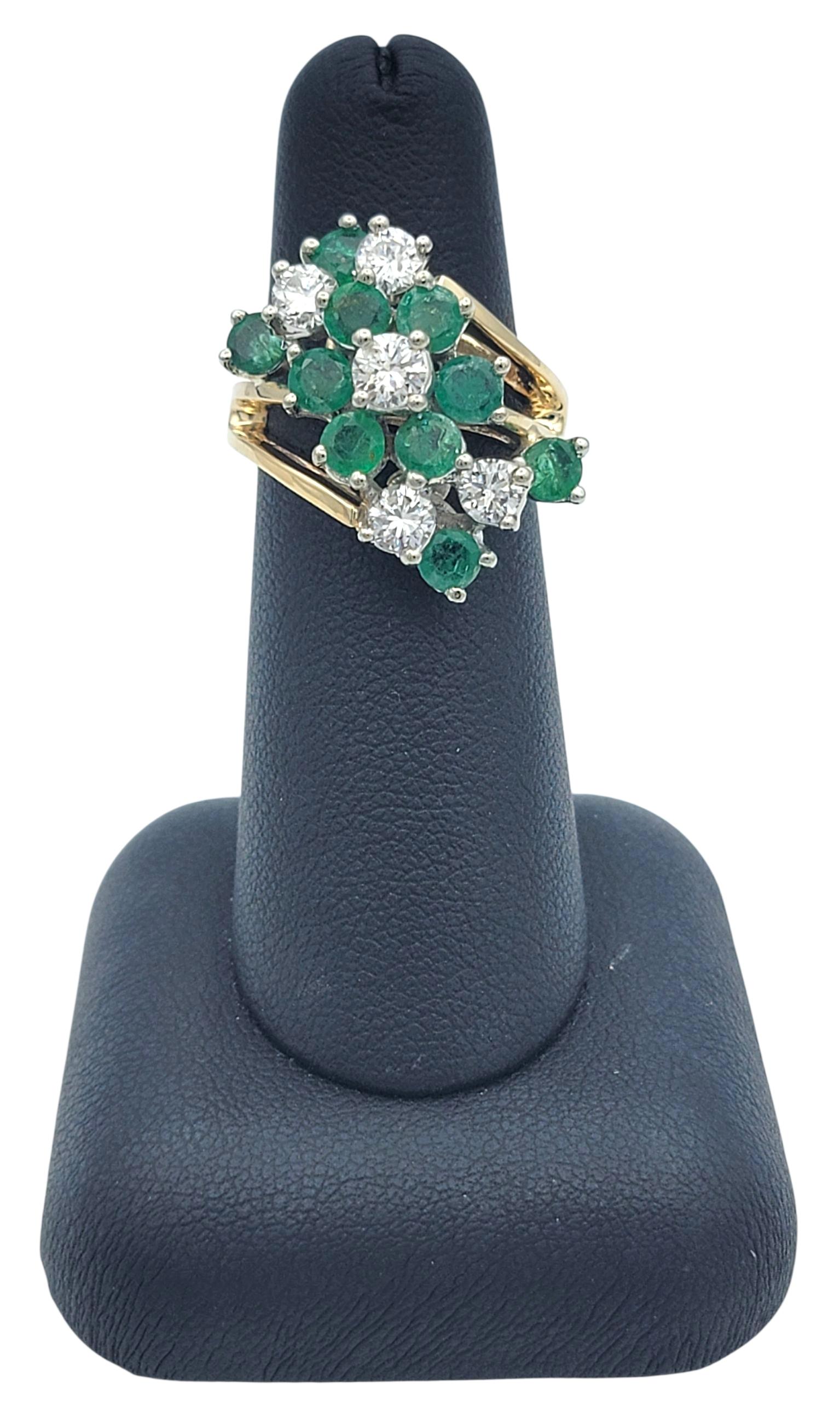 Bague de cocktail en or 14 carats avec diamants ronds et émeraudes en forme de grappe sur la tige fendue en vente 2