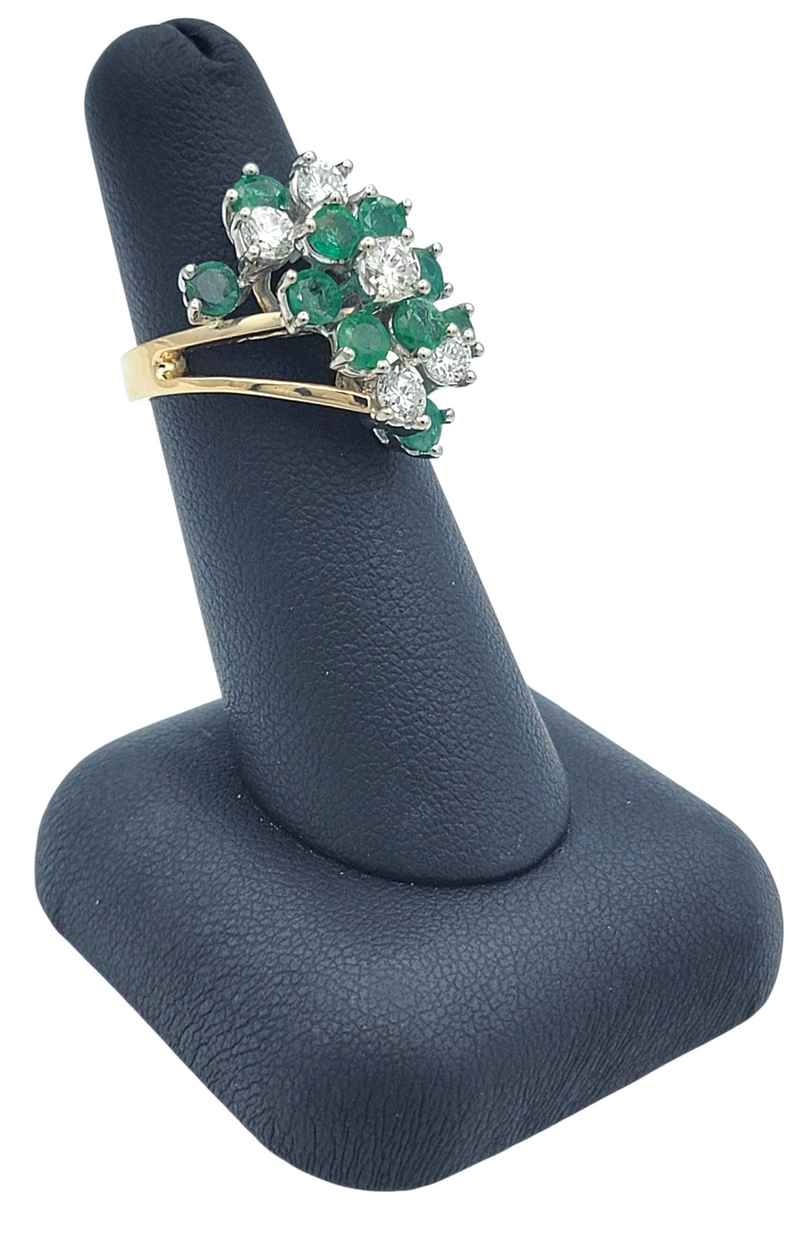 Bague de cocktail en or 14 carats avec diamants ronds et émeraudes en forme de grappe sur la tige fendue en vente 3