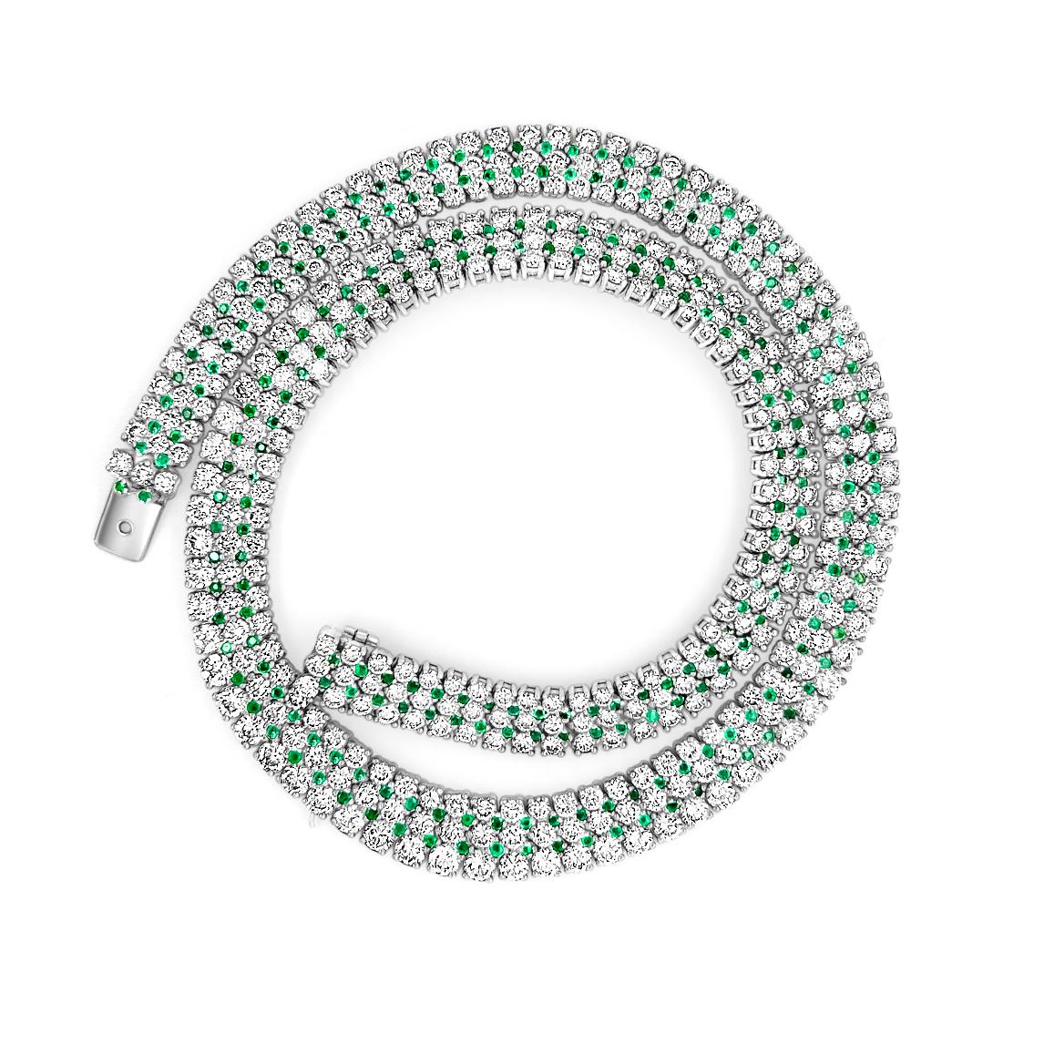 Vi presentiamo questo magnifico girocollo con pavé di diamanti e smeraldi da 27 carati. Incastonato in oro bianco 18 carati. Questo lussuoso girocollo fatto a mano è caratterizzato da tre anelli flessibili e robusti che collegano ogni diamante. I 3