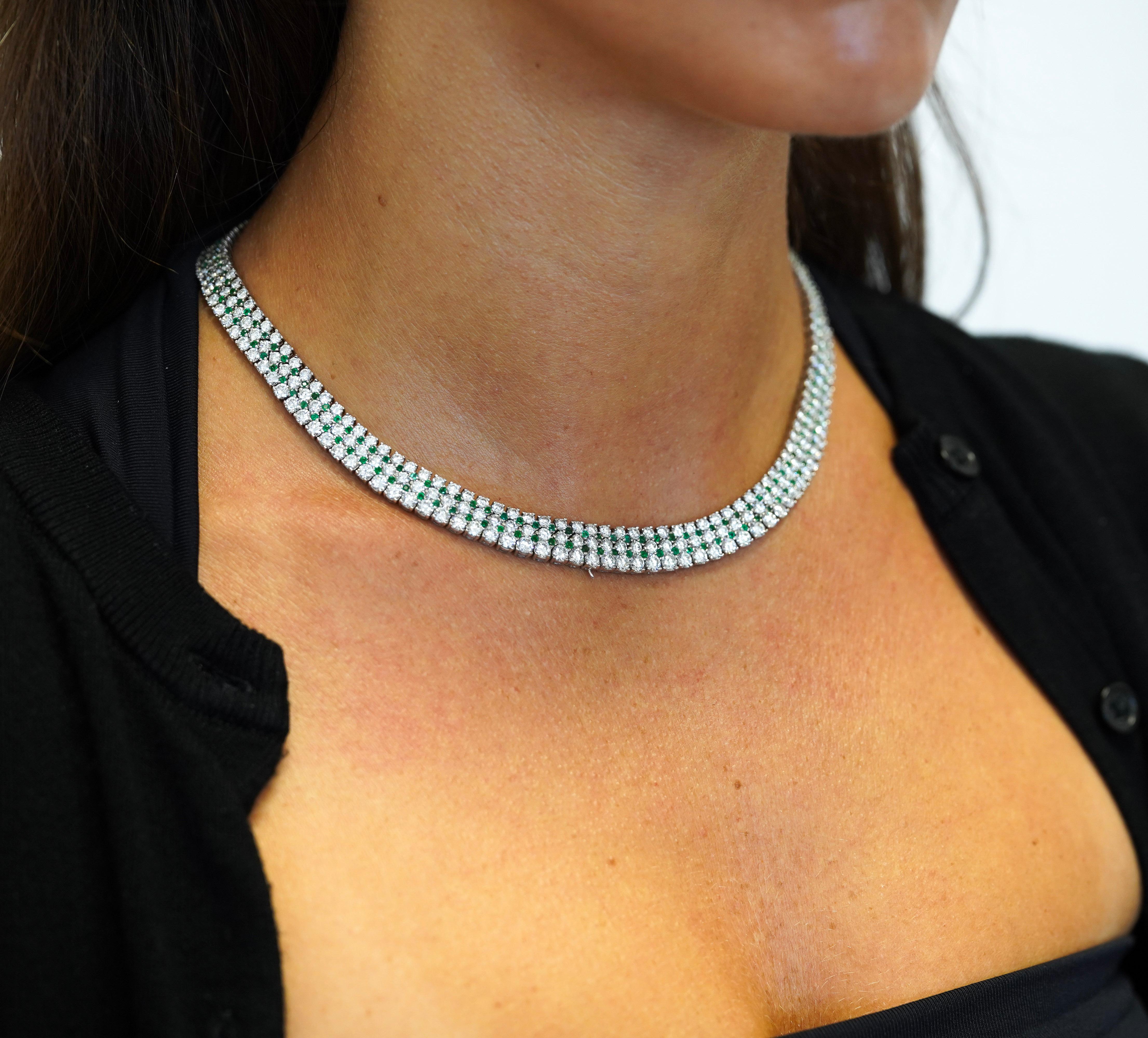 Donna Girocollo flessibile con diamante e smeraldo taglio rotondo in oro bianco 18 carati in vendita
