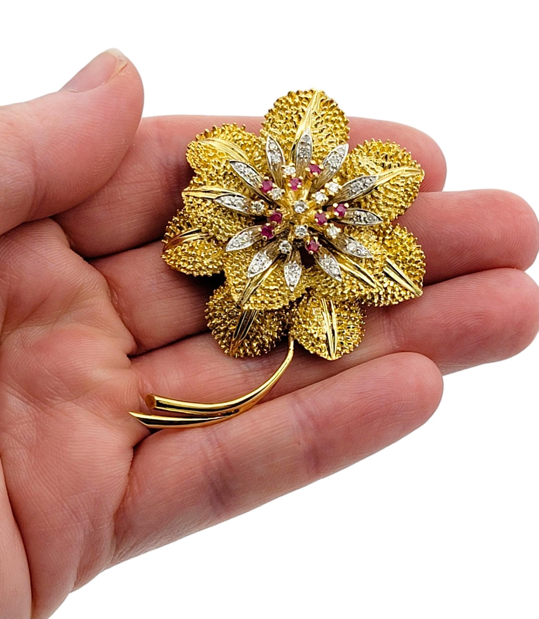 Broche Flor Grande de Diamante Redondo y Rubí en Oro Amarillo de 18 Kilates Texturado en venta 4