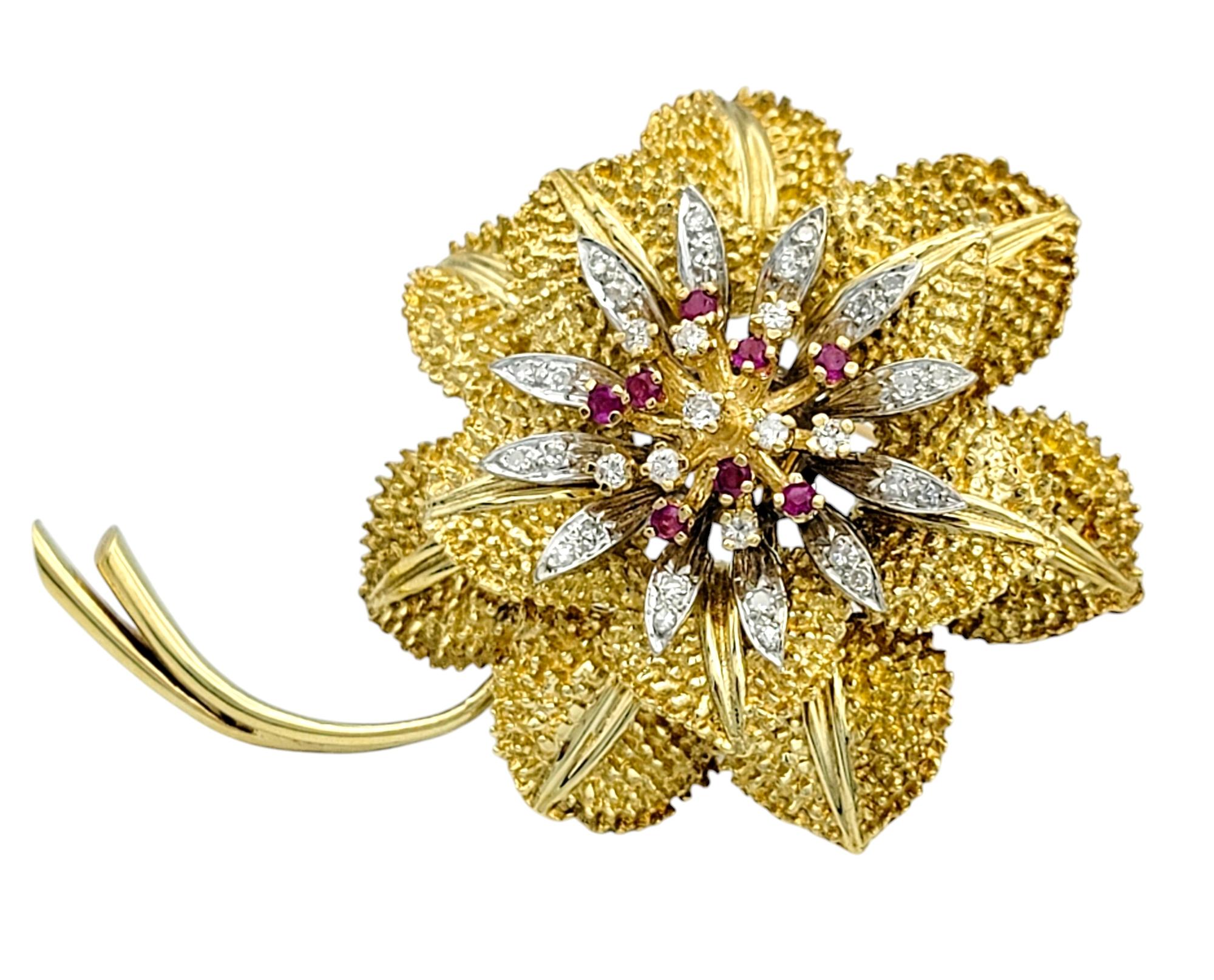 Broche Flor Grande de Diamante Redondo y Rubí en Oro Amarillo de 18 Kilates Texturado Contemporáneo en venta