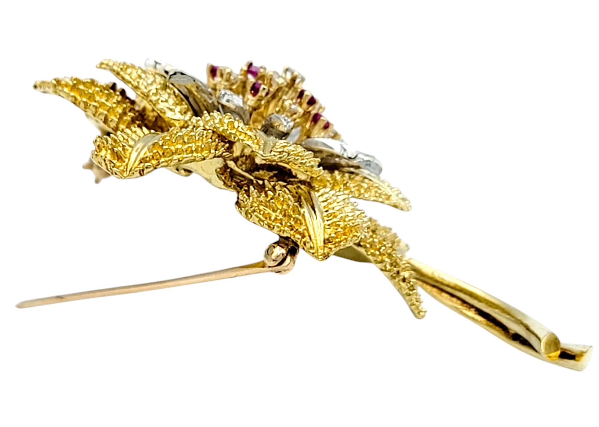 Broche Flor Grande de Diamante Redondo y Rubí en Oro Amarillo de 18 Kilates Texturado en Bueno estado para la venta en Scottsdale, AZ