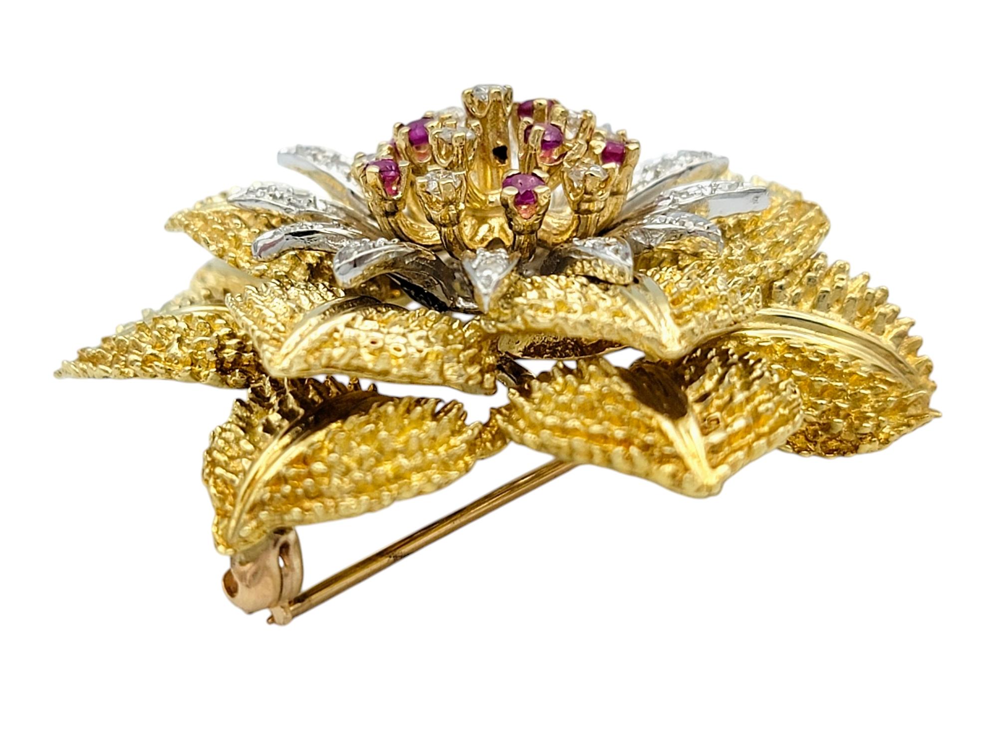 De las mujeres Broche Flor Grande de Diamante Redondo y Rubí en Oro Amarillo de 18 Kilates Texturado en venta
