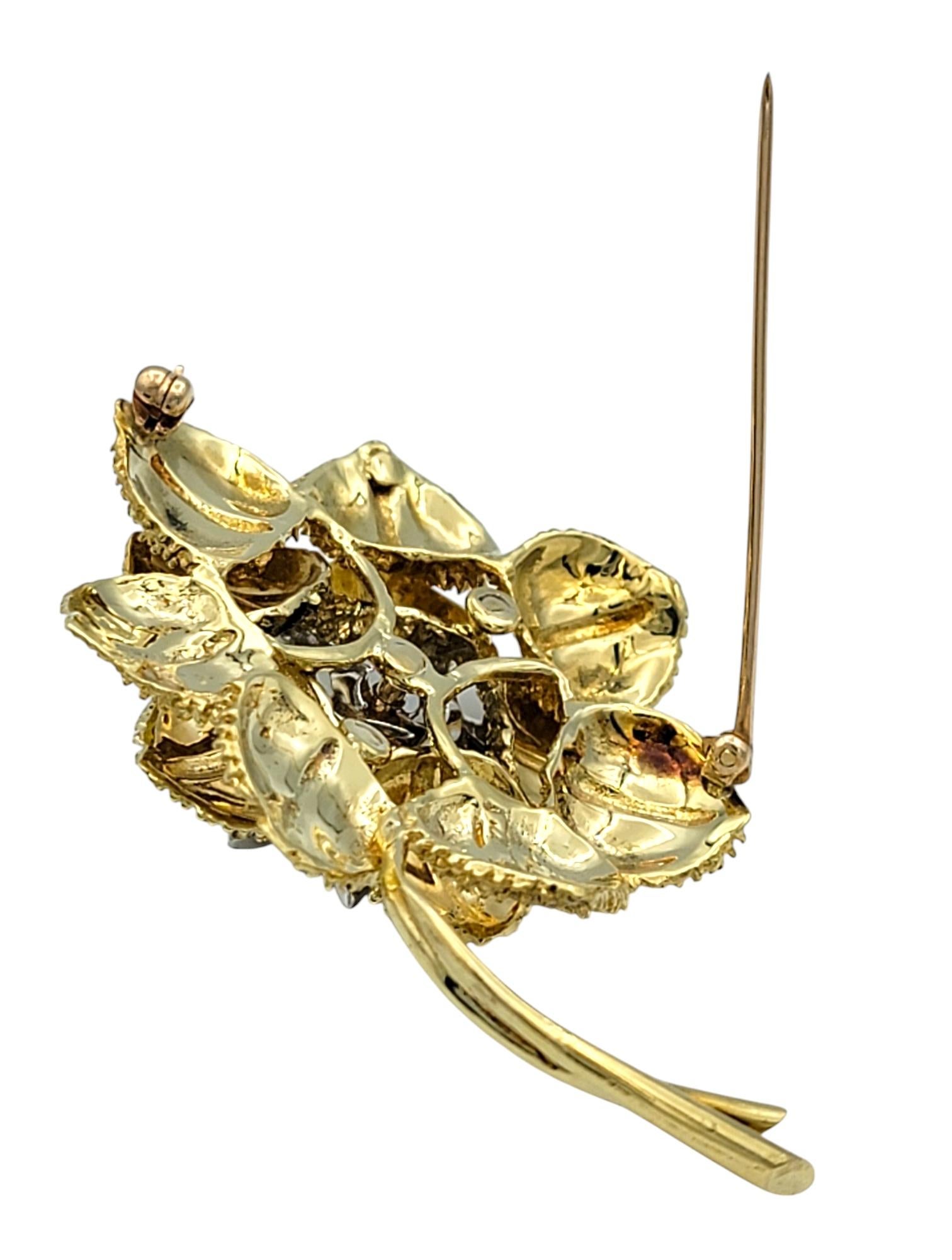 Broche Flor Grande de Diamante Redondo y Rubí en Oro Amarillo de 18 Kilates Texturado en venta 1