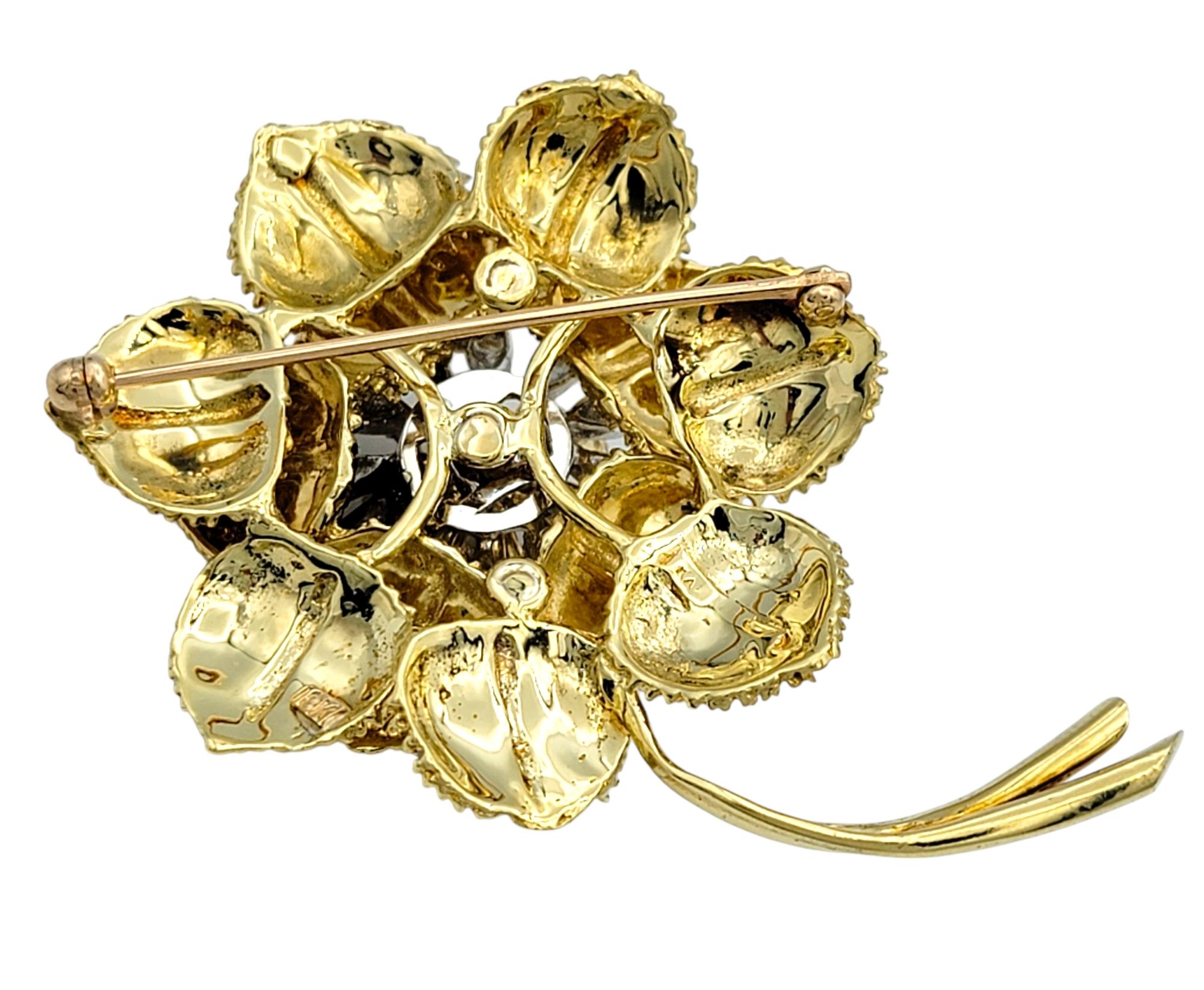 Broche Flor Grande de Diamante Redondo y Rubí en Oro Amarillo de 18 Kilates Texturado en venta 2