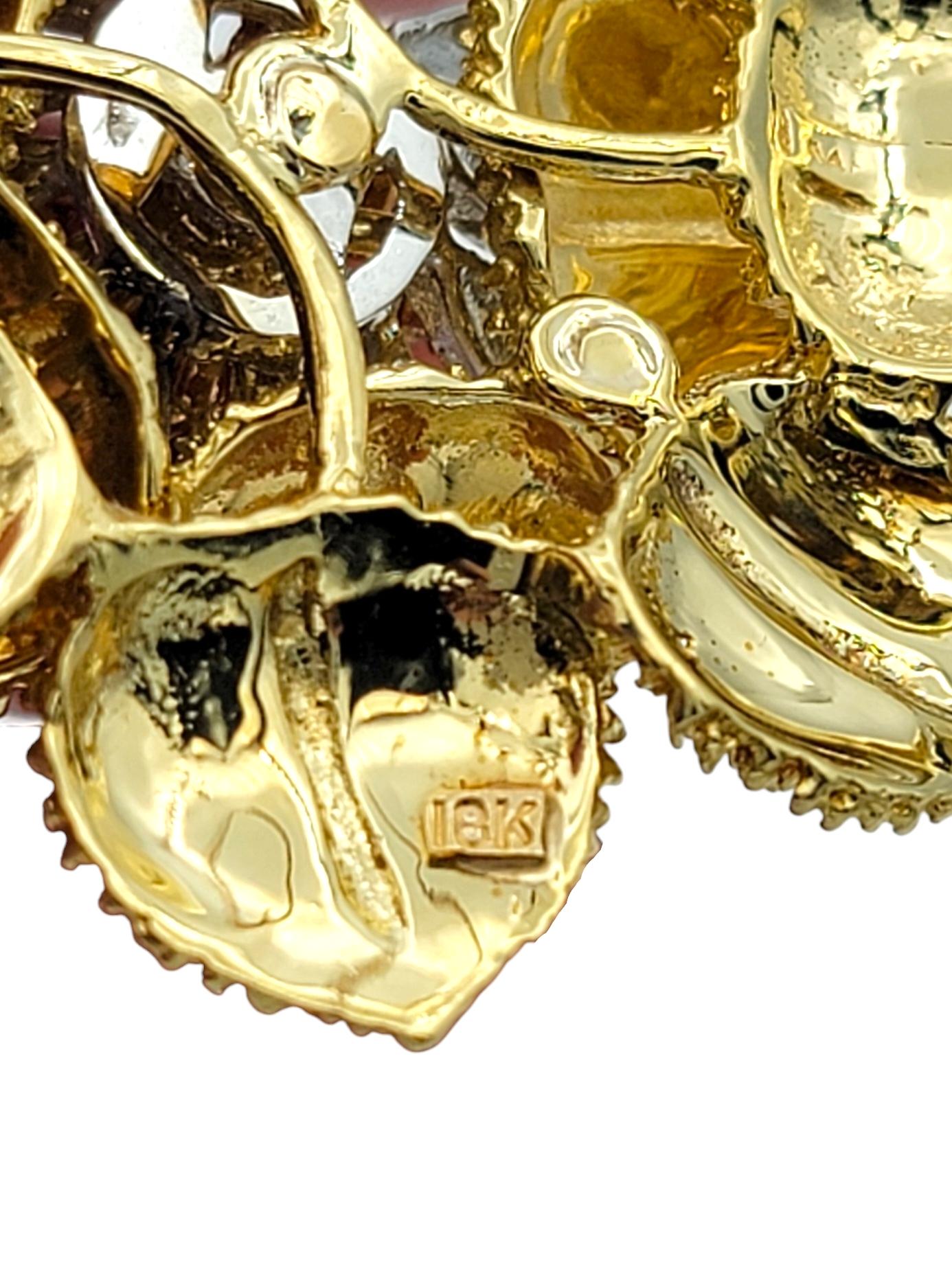 Broche Flor Grande de Diamante Redondo y Rubí en Oro Amarillo de 18 Kilates Texturado en venta 3
