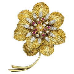 Broche Flor Grande de Diamante Redondo y Rubí en Oro Amarillo de 18 Kilates Texturado