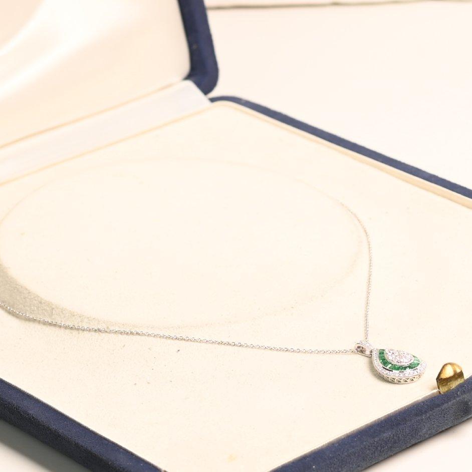 Art déco Collier pendentif en diamants taille ronde (environ 0,20 carat) et saphirs taille française en vente