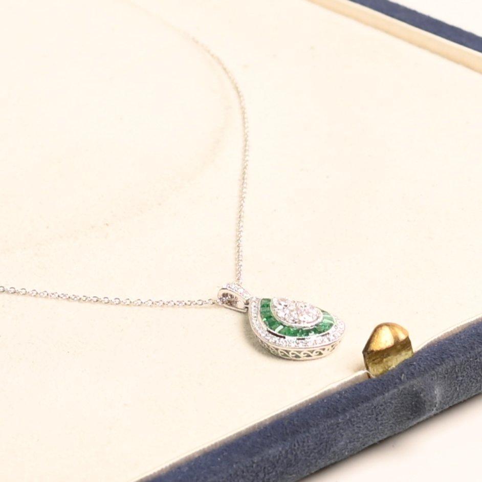 Taille ronde Collier pendentif en diamants taille ronde (environ 0,20 carat) et saphirs taille française en vente