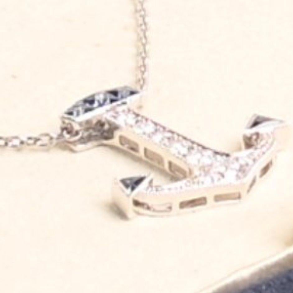 Collier pendentif en diamants taille ronde (environ 0,20 carat) et saphirs taille française Excellent état - En vente à New York, NY