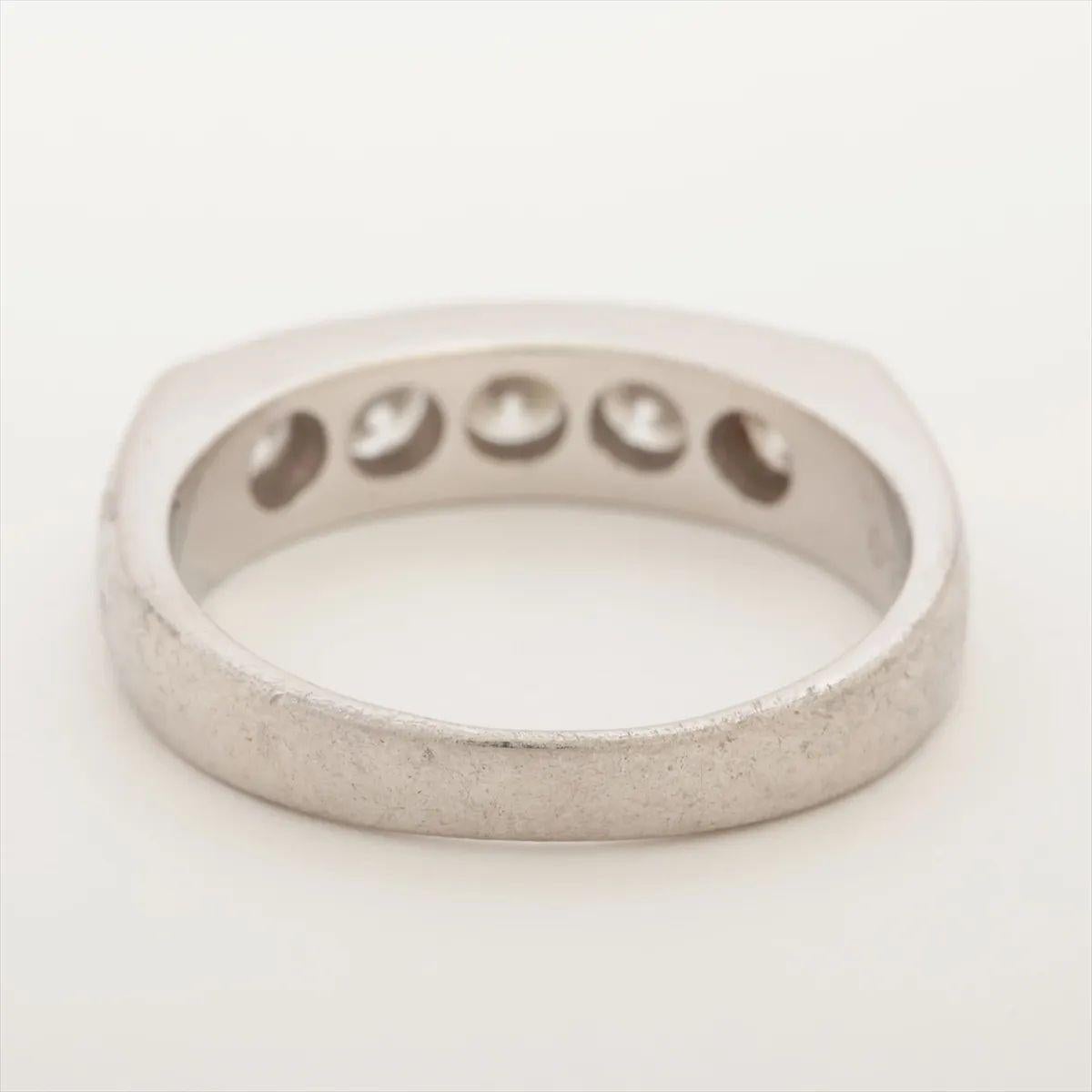 Taglio rotondo Anello con castone di diamanti taglio rotondo in platino in vendita