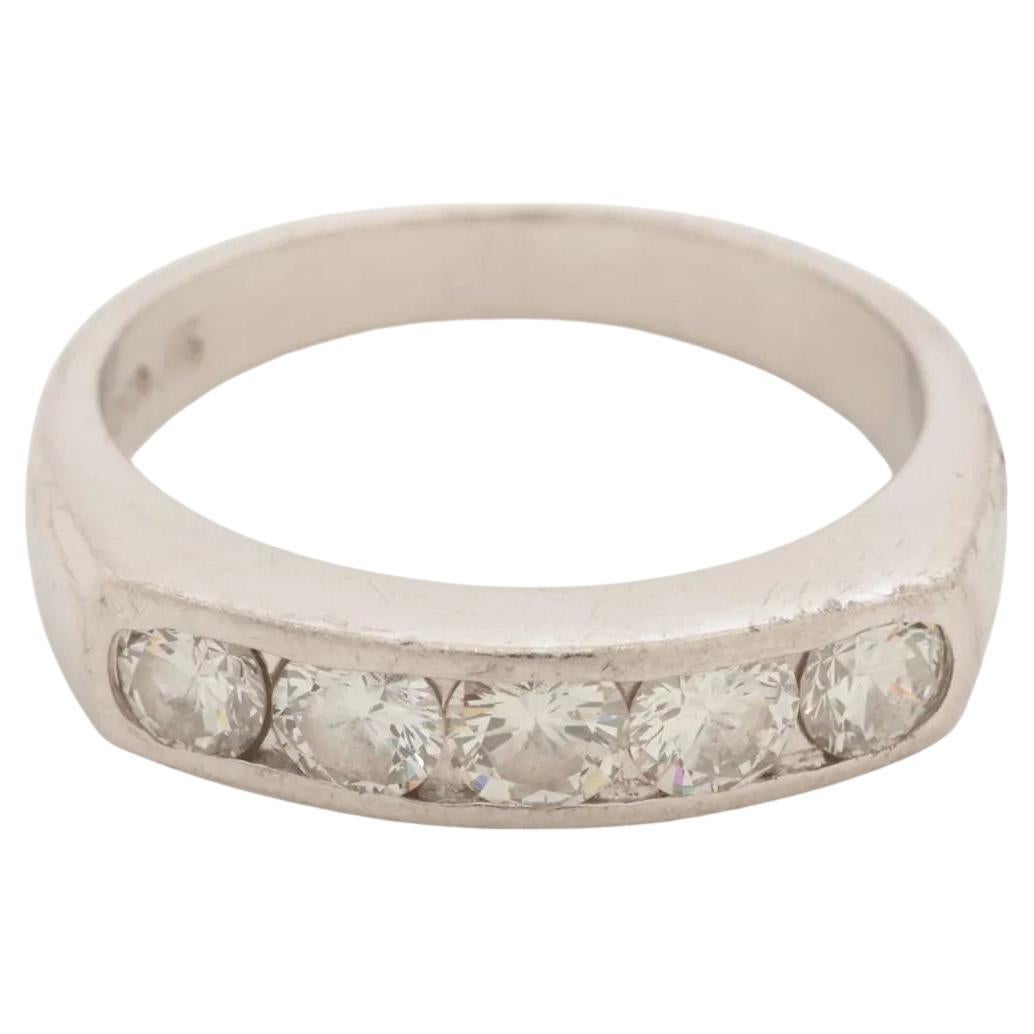 Anello con castone di diamanti taglio rotondo in platino