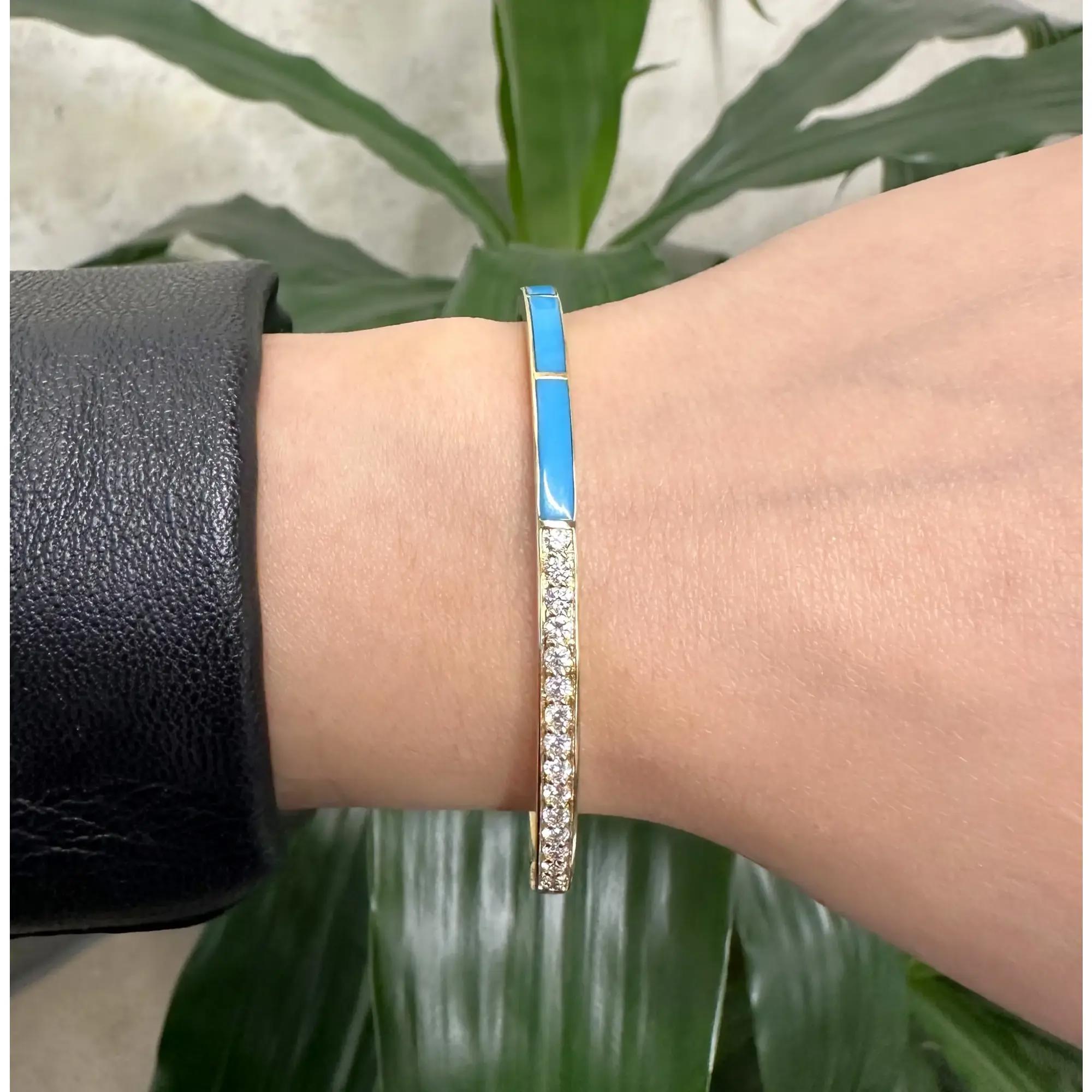 Bracelet jonc en or jaune 18 carats, diamants taille ronde et émail bleu 0,73 carat Neuf - En vente à New York, NY