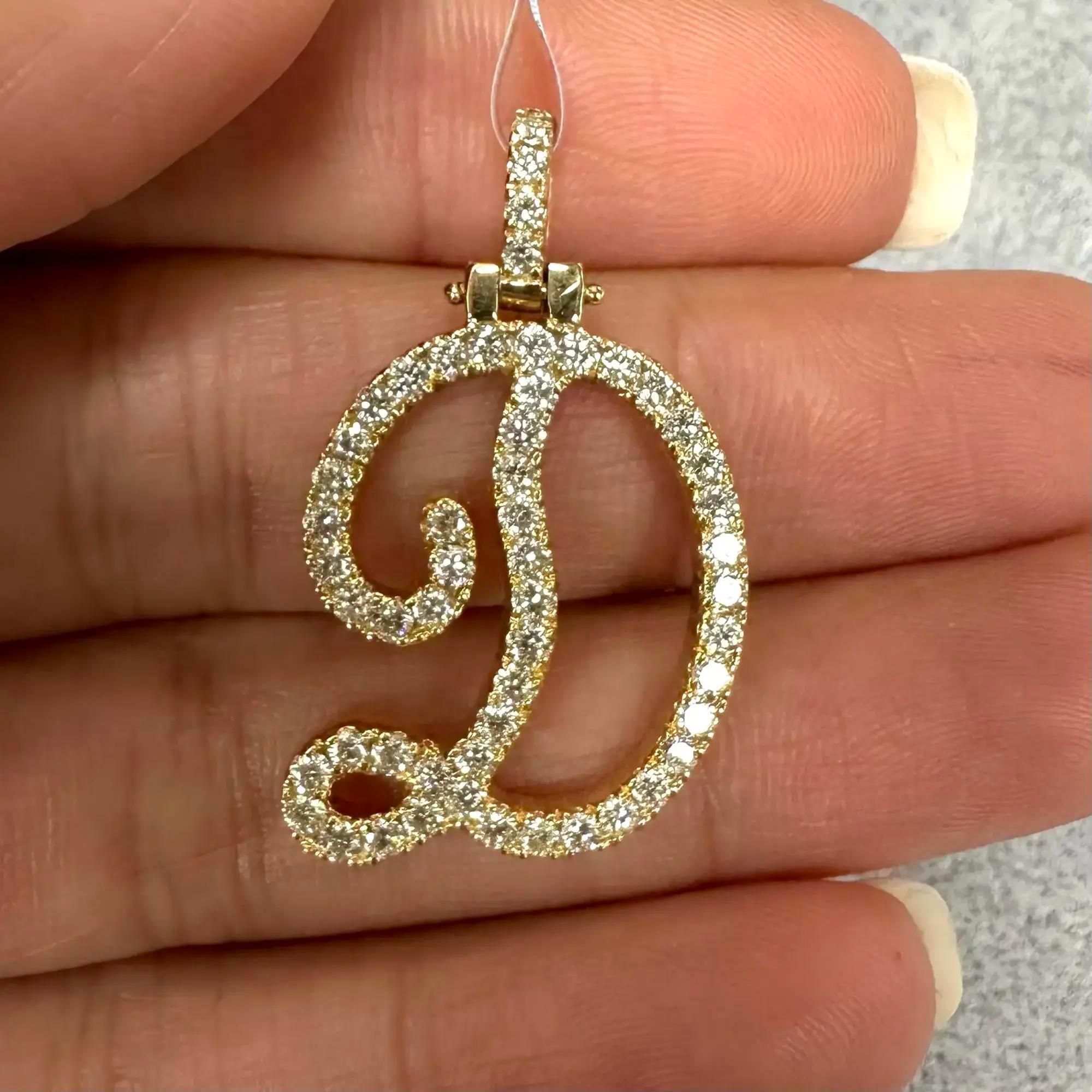 Pendentif lettre initiale « D » en or jaune 14 carats avec diamants taille ronde de 1,08 carat Neuf - En vente à New York, NY