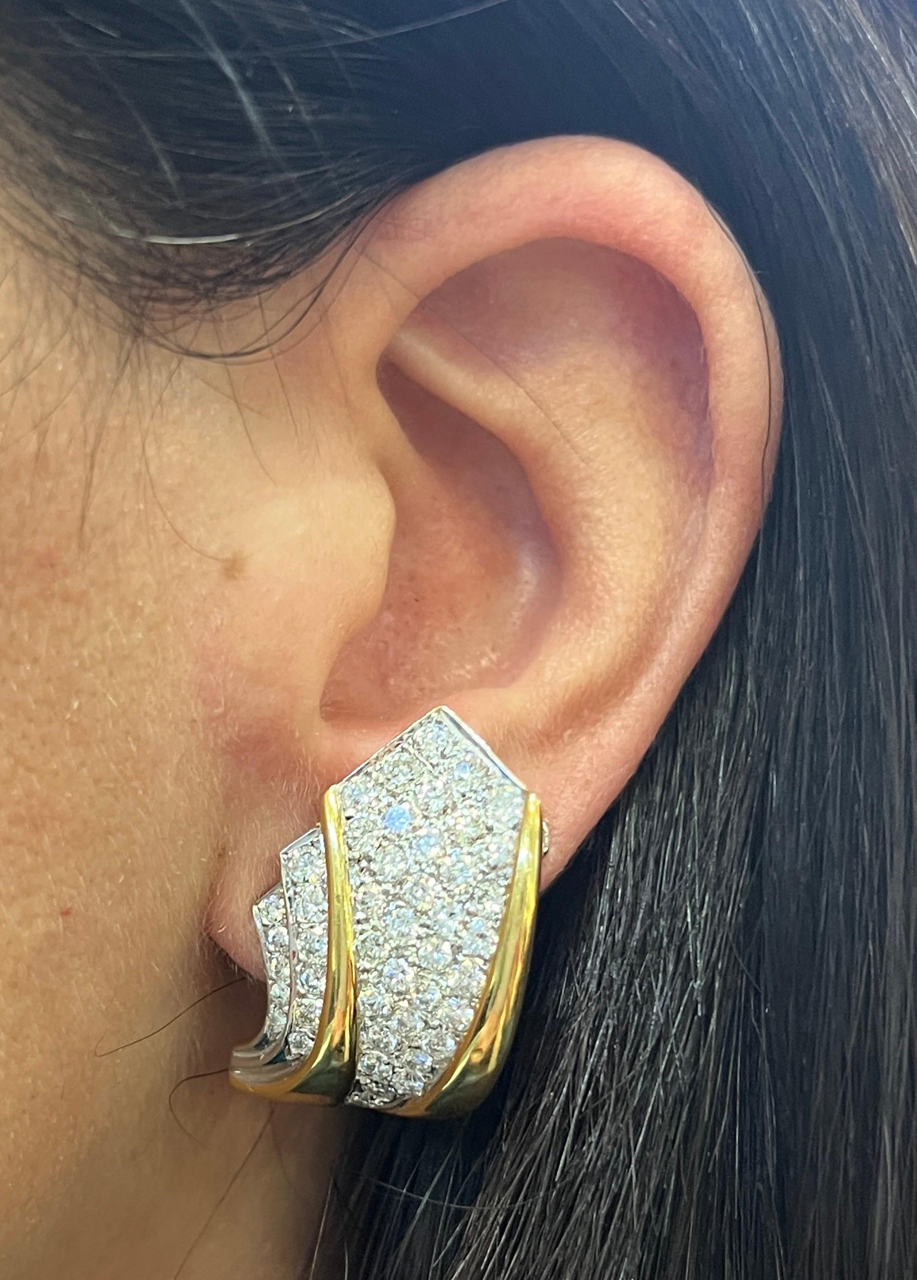 Round Cut Diamond Earrings

 A pair of gold clip on earrings featuring round cut diamonds approximately 5.85 carats.

Measurements: 1.12