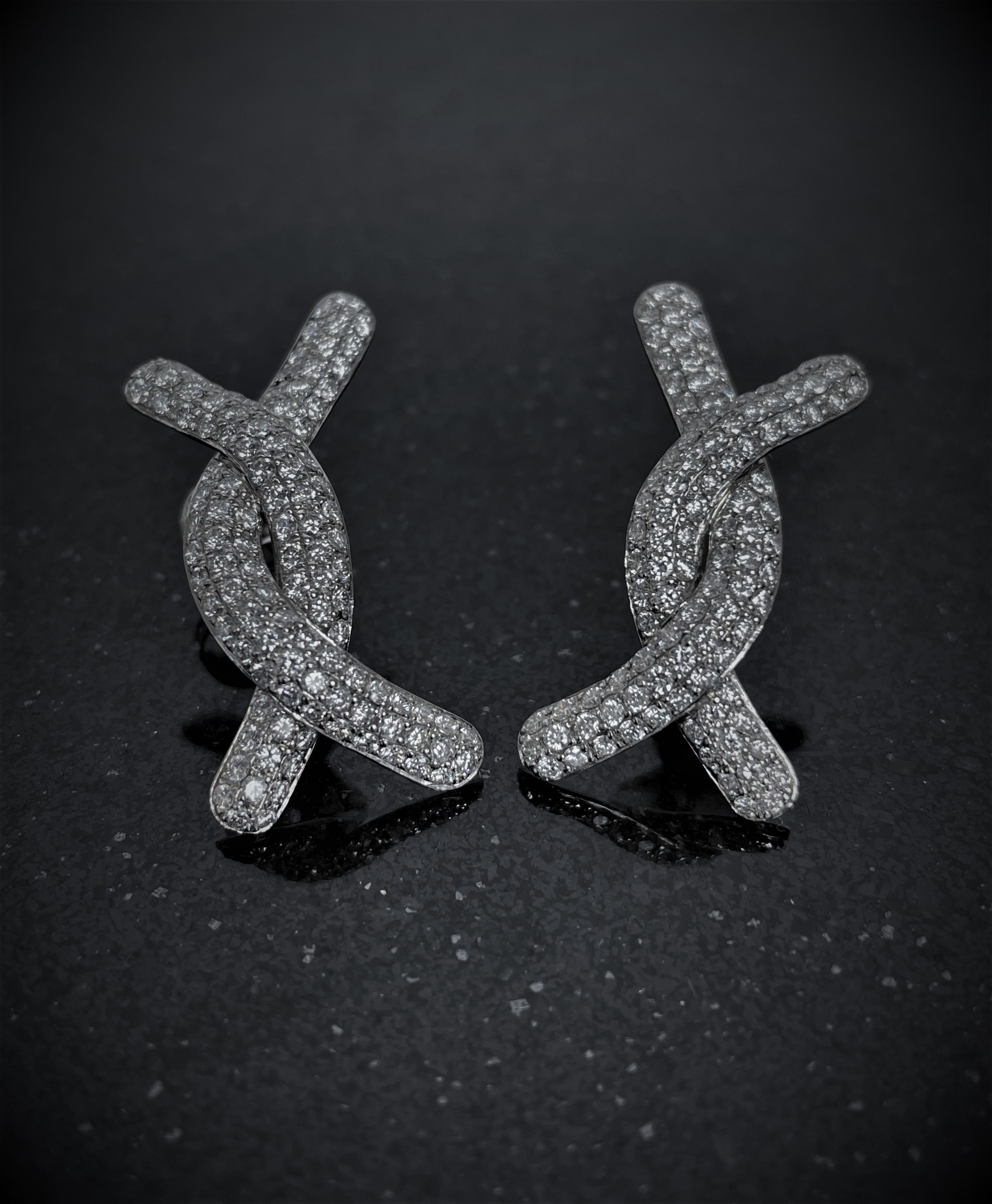Contemporain Pendants d'oreilles longs en platine et diamants de taille ronde de 3,81 cm  en vente