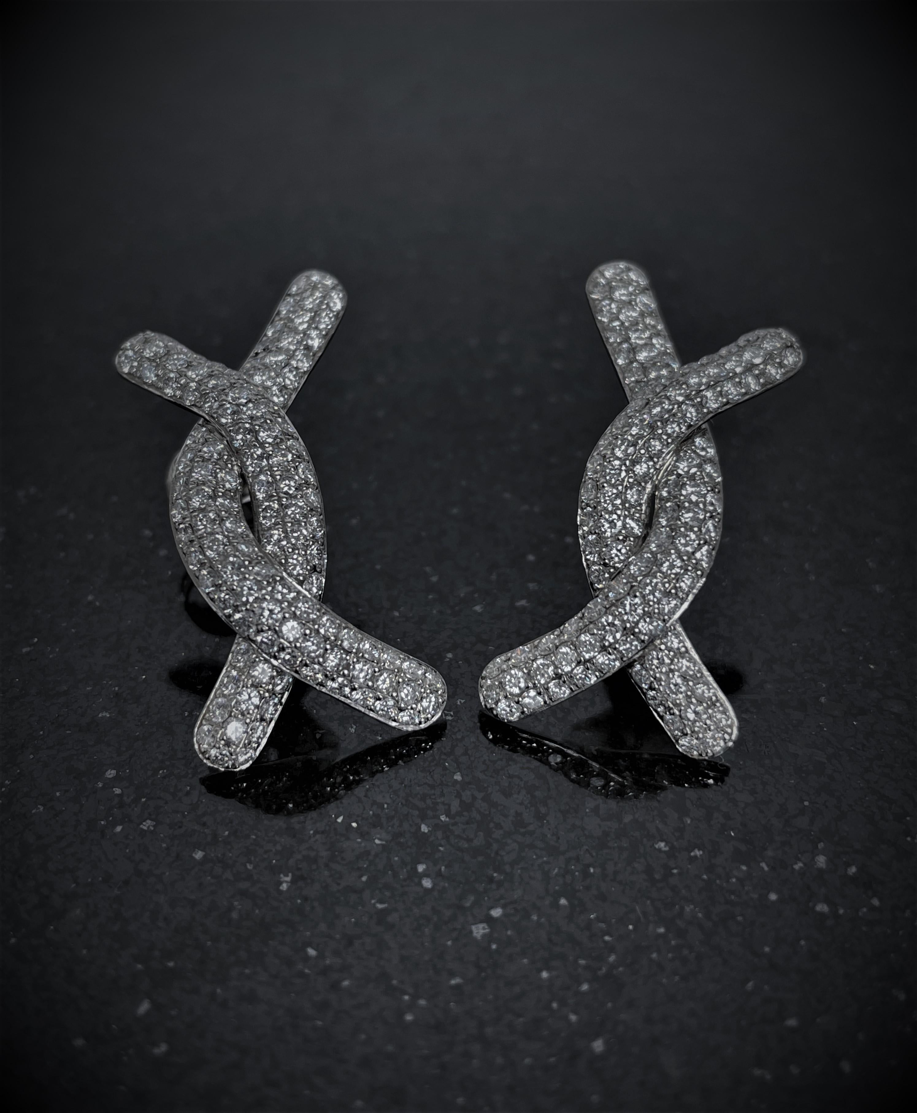 Contemporain Pendants d'oreilles longs en platine et diamants de taille ronde de 3,81 cm en vente