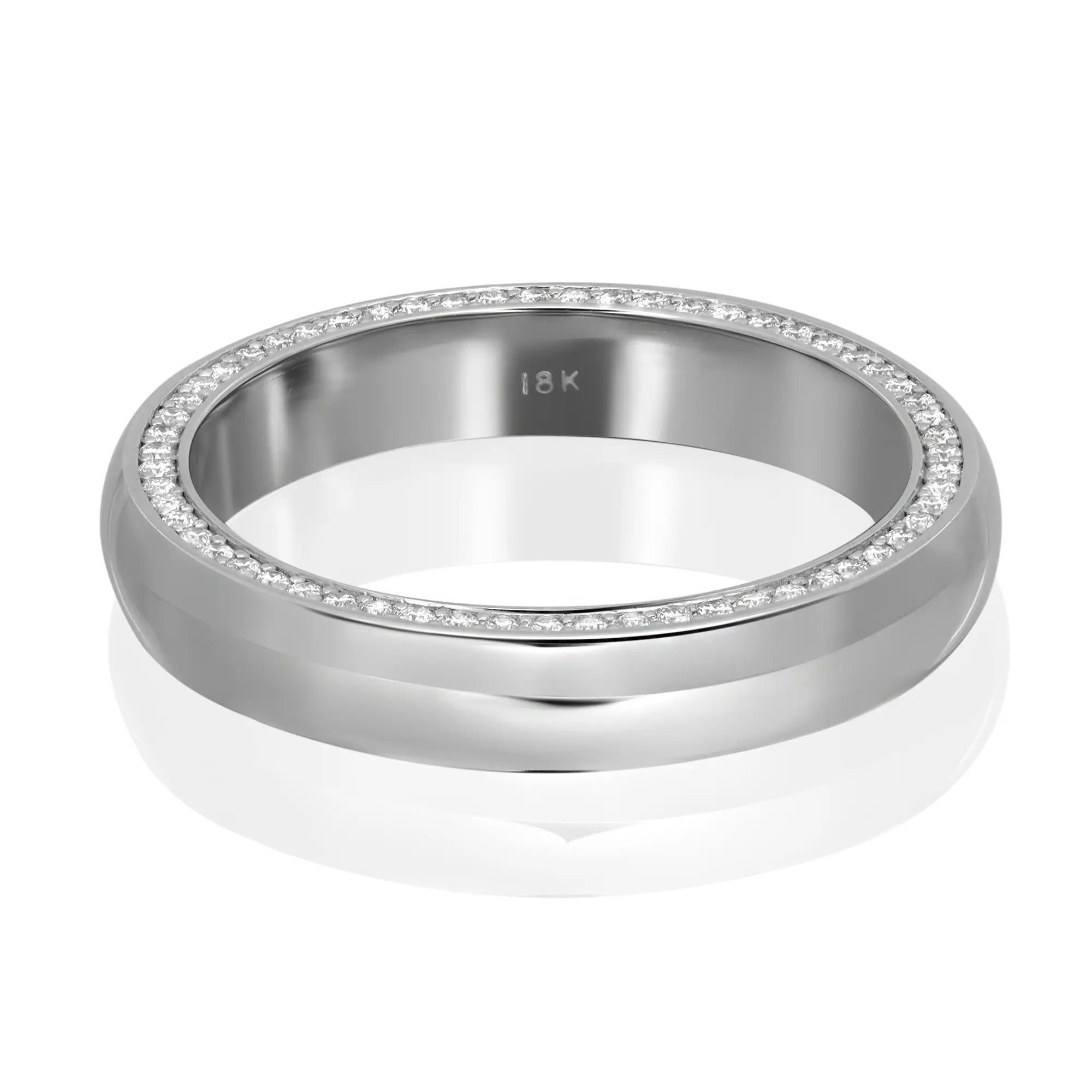 Dieser einzigartige Ehering für Männer ist mit funkelnden weißen Diamanten im Rundschliff an beiden Rändern des Rings verziert. Das Gesamtgewicht der Diamanten beträgt etwa 0,90 Karat. Die Farbe des Diamanten ist G und die Reinheit ist VS-SI. Die