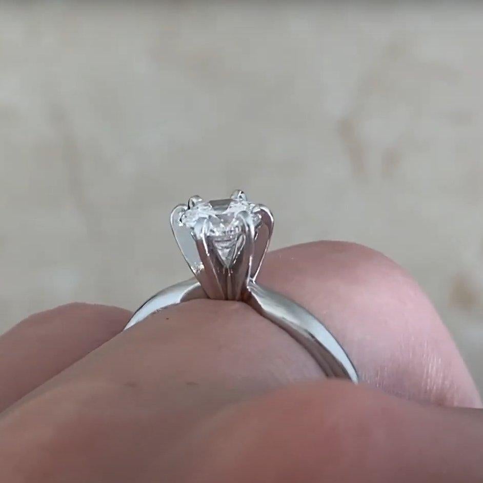 Anillo de compromiso de diamantes talla redonda (aprox. 0,5 quilates), color H, platino en Excelente estado para la venta en New York, NY