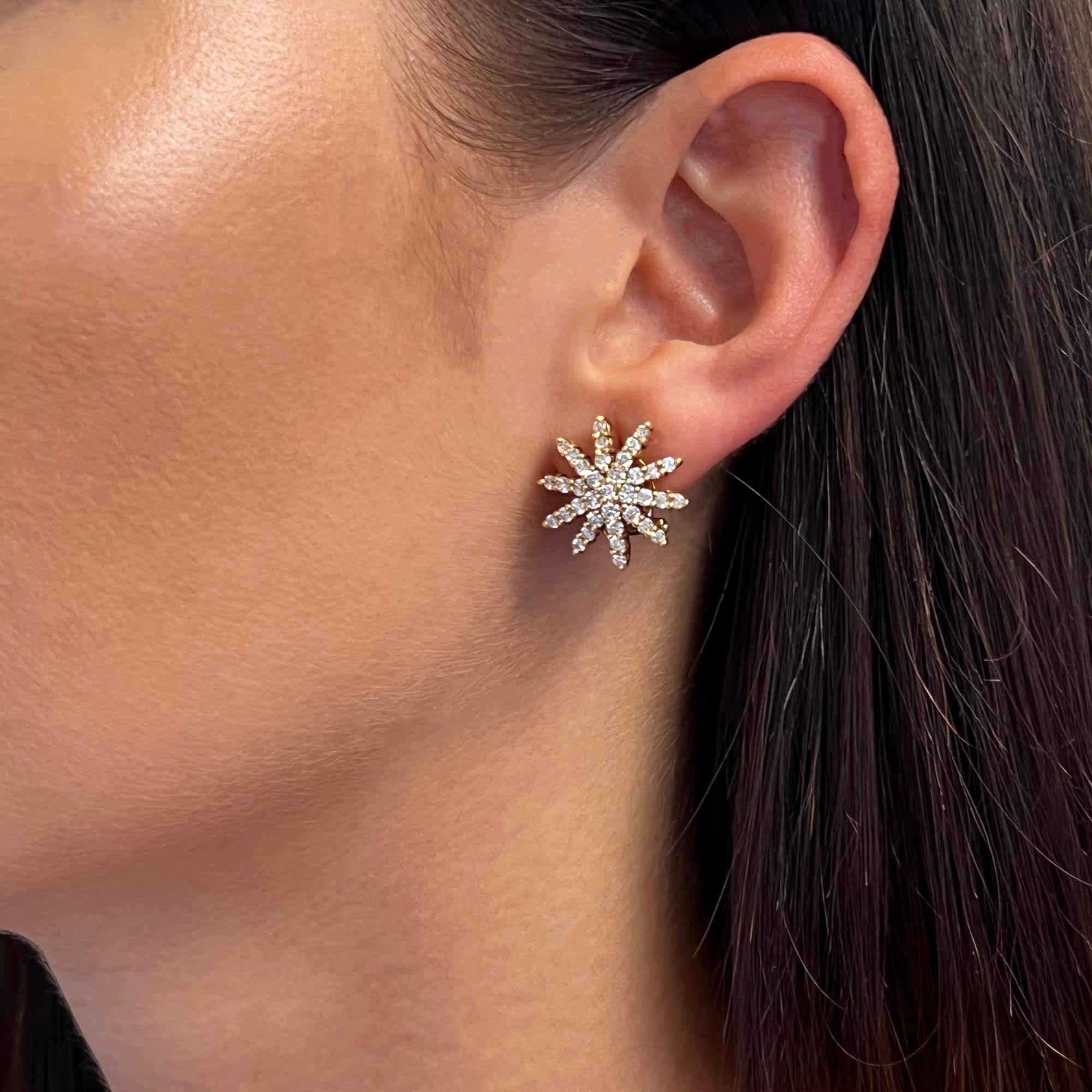 Taille ronde Boucles d'oreilles fleuries en or jaune 18K avec diamants taille ronde 1.85Cttw en vente