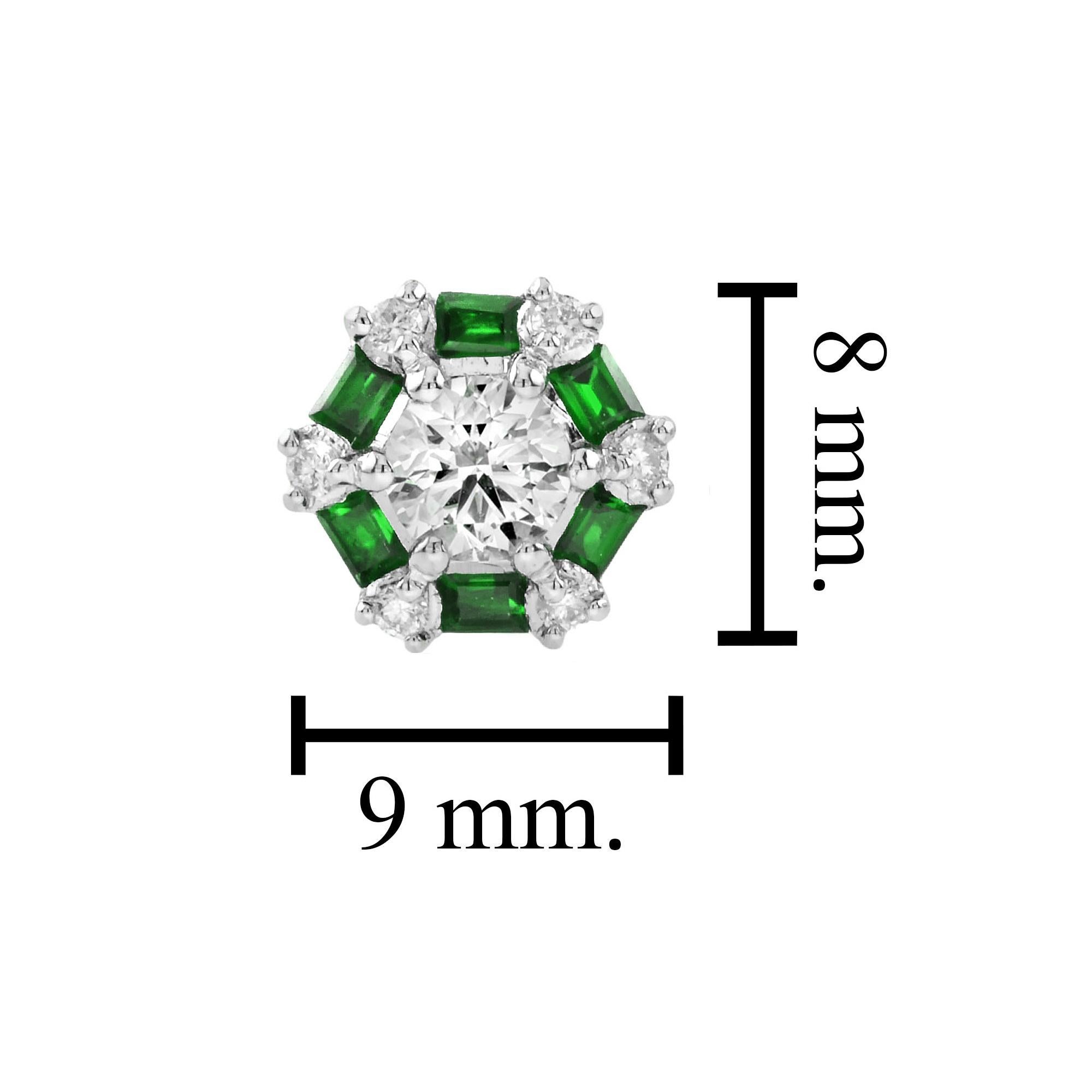 Halo-Ohrstecker mit rundem Diamant und grünem Smaragd aus 14K Weißgold (Rundschliff) im Angebot