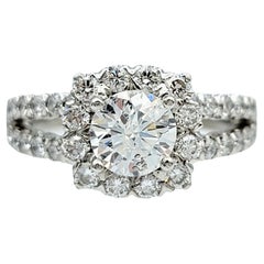 Anillo de compromiso de oro blanco de 14 quilates con halo de diamantes talla redonda y caña partida