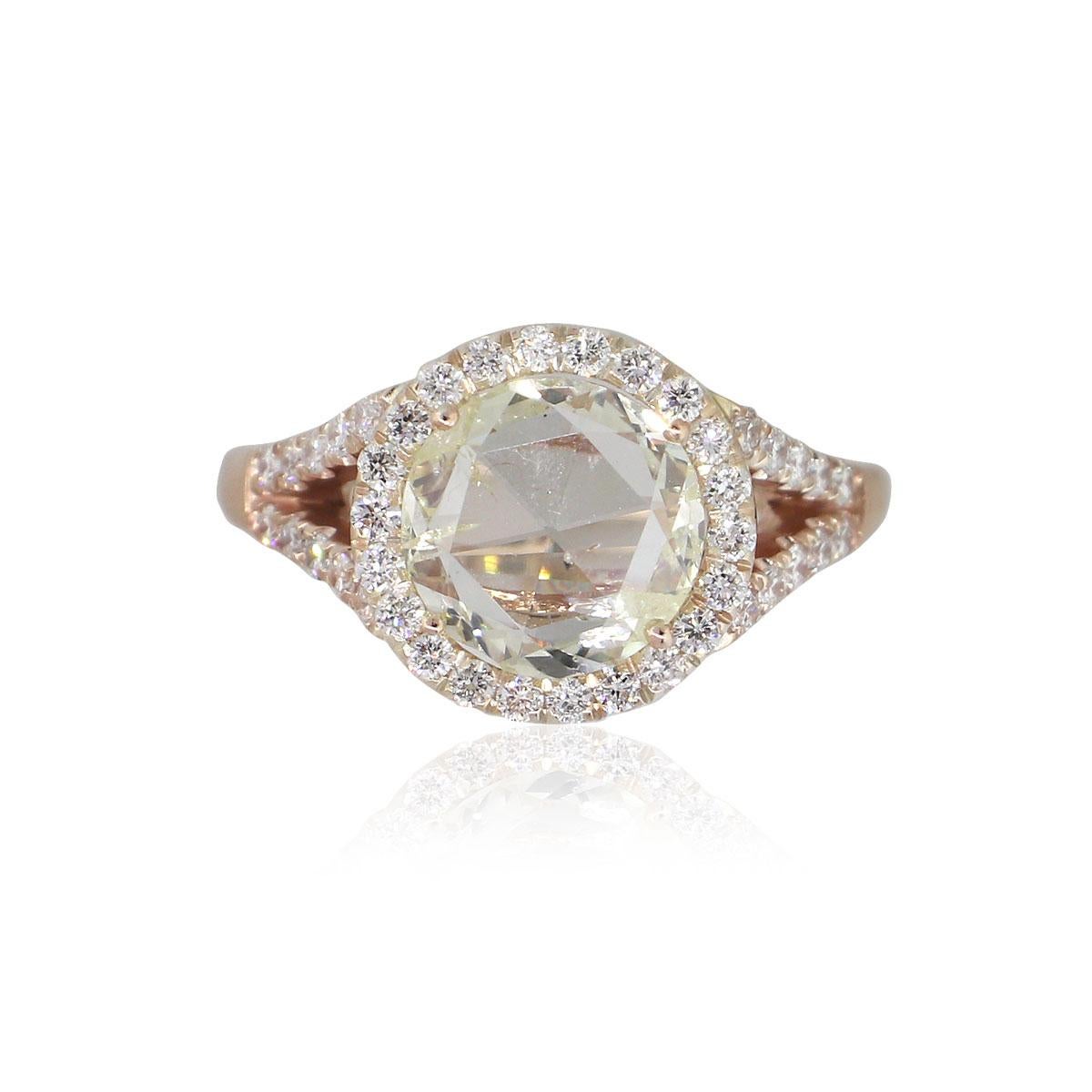 MATERIAL : Or rose 14k
Détails de la pierre centrale : Diamant de taille ronde d'environ 1,54ctw. Le diamant est de couleur J/K et de pureté SI.
Détails des diamants : Environ 0,64ctw de diamants ronds. Les diamants sont de couleur G/H et de pureté