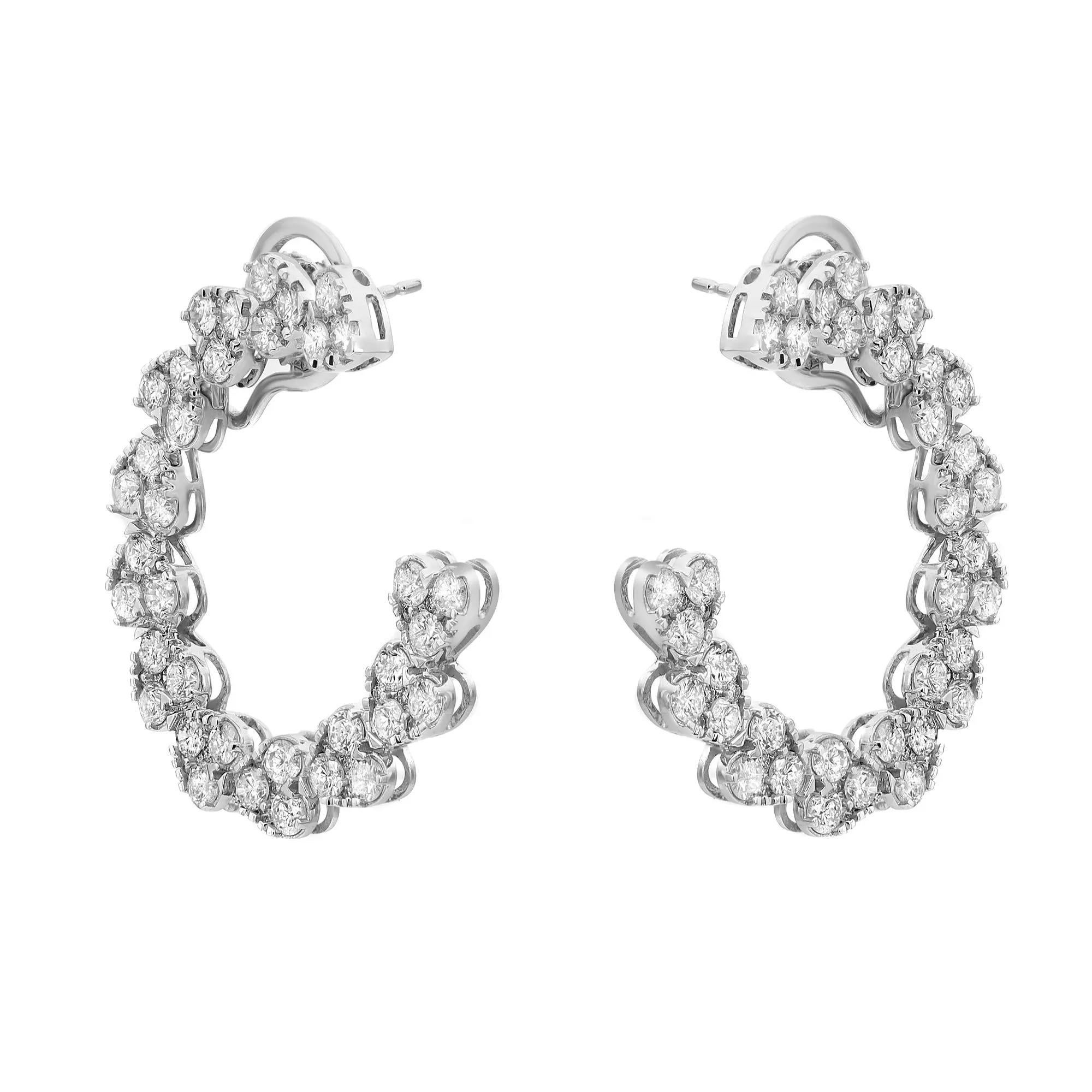 Ces élégantes boucles d'oreilles en or blanc 14 carats sont ornées de diamants ronds de taille brillant sertis sur la tranche en forme de cœur dans une formation circulaire. Poids total des diamants : 2,68 carats. Diamant de couleur I-J et de pureté