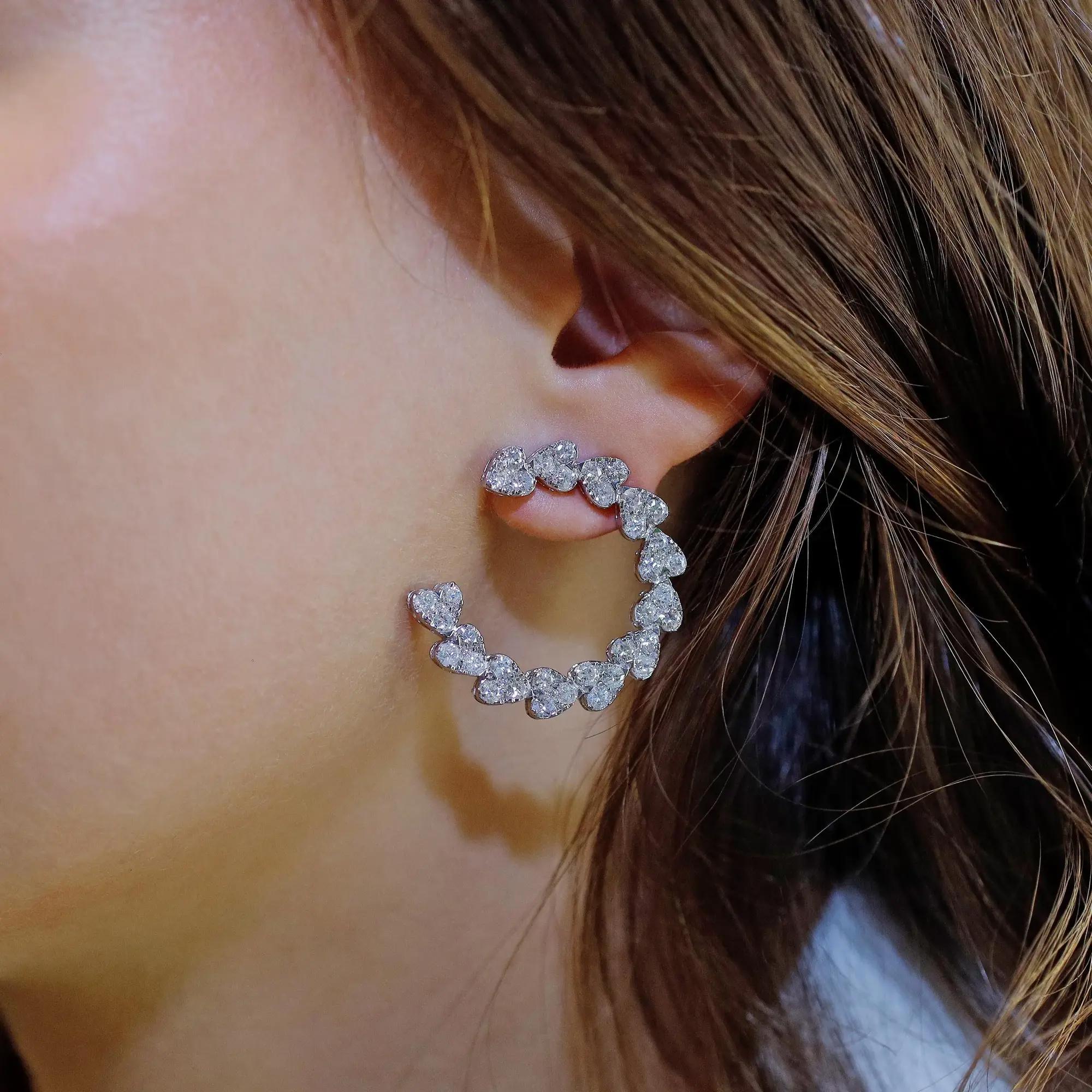 Taille ronde Boucles d'oreilles cœur en or blanc 14 carats avec diamants taille ronde 4,95 carats en vente