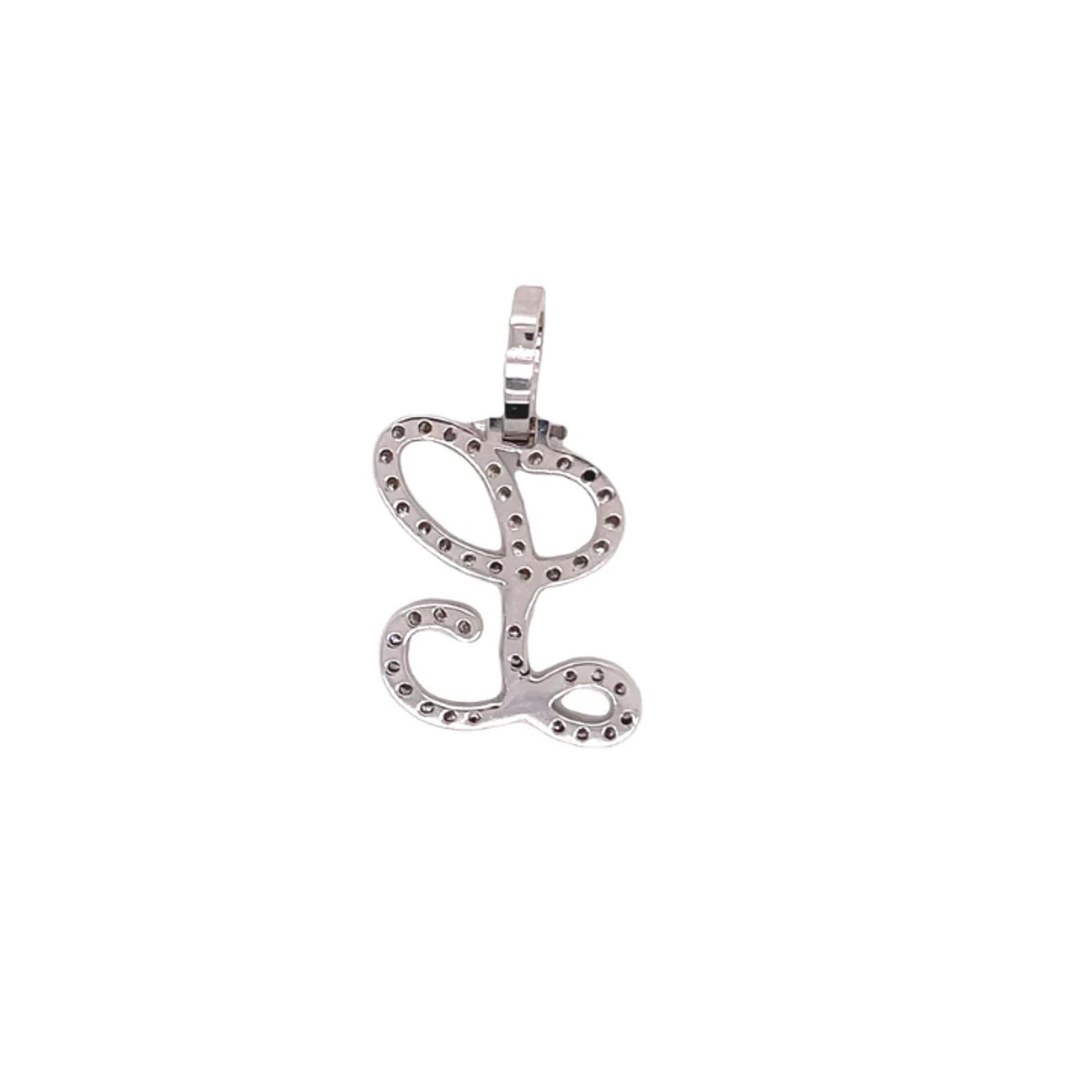 Ce magnifique pendentif en calligraphie avec la lettre initiale 
