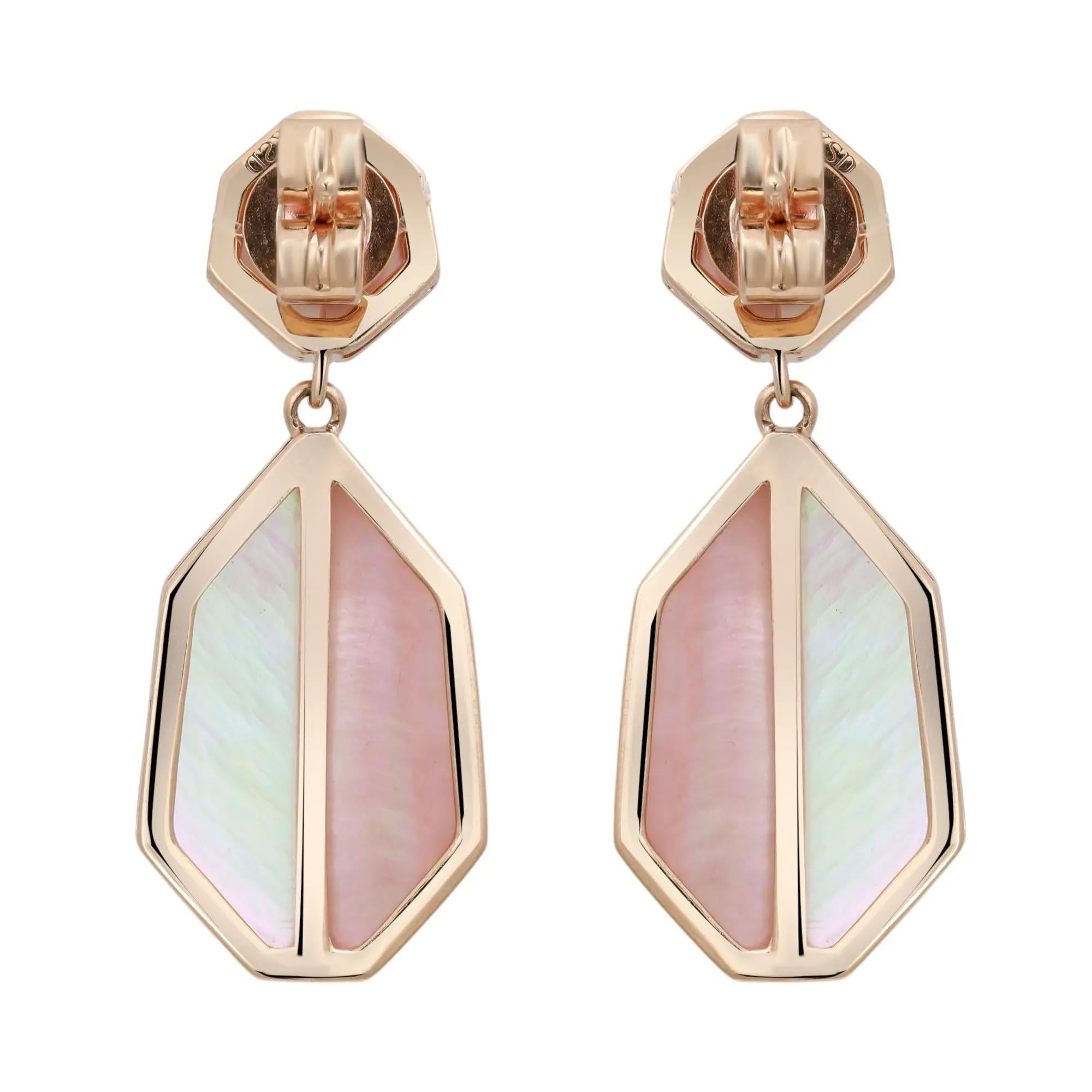 Chic et exquises, ces boucles d'oreilles tombantes sont fabriquées en or jaune 14K lustré. Whiting présente des diamants ronds étincelants de taille brillante, cloutés au centre avec de la nacre rose et blanche. Poids total des diamants : 0,25