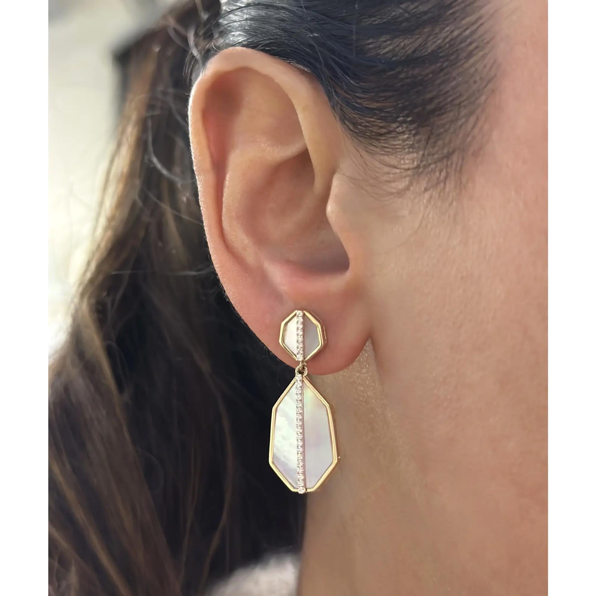 Taille ronde Boucles d'oreilles pendantes en or jaune 14K avec diamants ronds et nacre 0.25Cttw en vente