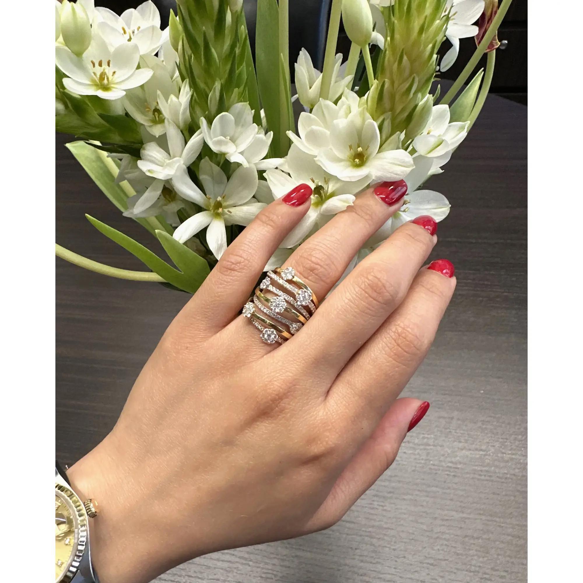 Bague large à plusieurs anneaux en or jaune, blanc et rose 18 carats avec diamants taille ronde 1,80 ct. pt. Neuf - En vente à New York, NY