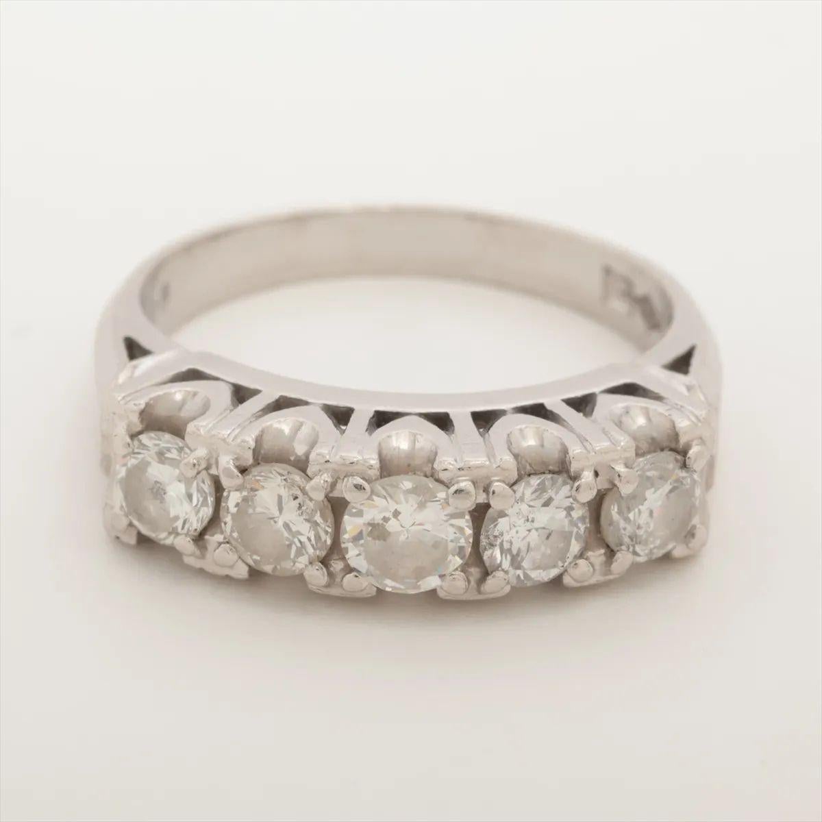 L'anello con diamante a taglio rotondo in platino presenta un design senza tempo con cinque diamanti a taglio rotondo perfettamente abbinati e incastonati in un'elegante fascia in platino lucido. Ogni diamante è sapientemente tagliato per